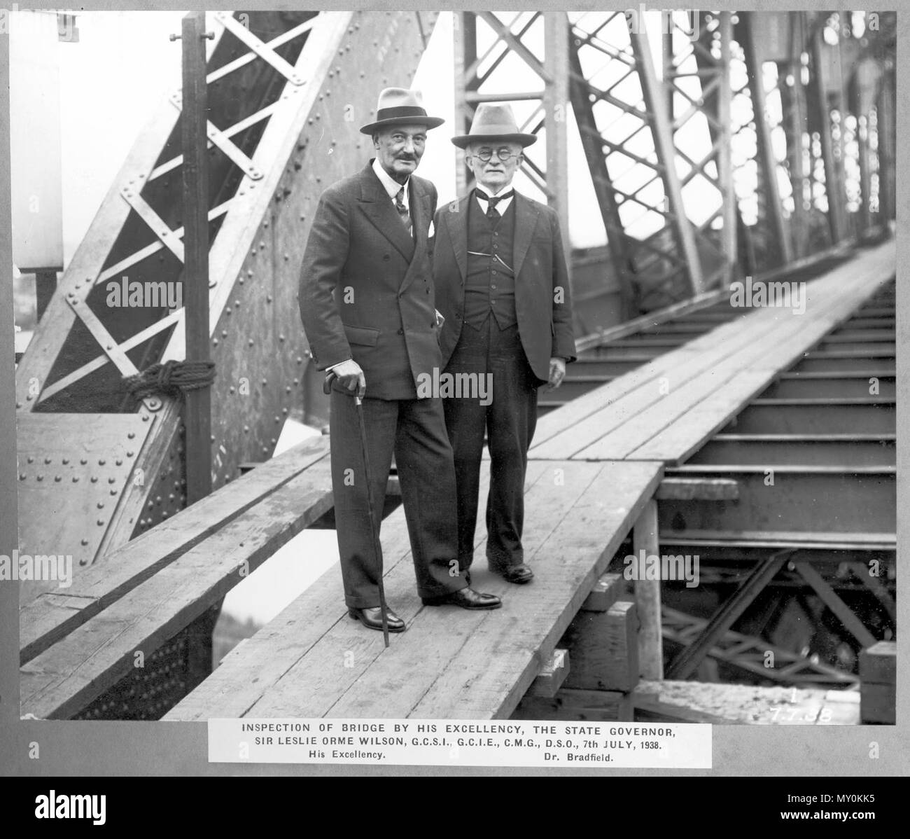 Inspection de l'histoire de construction d'un pont par le gouverneur de l'État,. Le gouverneur, Sir Leslie Orme Wilson et Le Dr John Bradfield. Banque D'Images