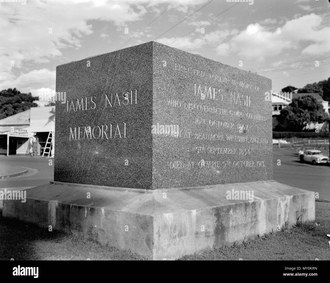 James Nash Memorial, Gympie, 1962. Le Queenslander 13 mars 1915 LE MÉMORIAL NASH 22294916 ) La cérémonie de dévoilement du monument érigé récemment dans l'Hôtel de Ville de Gympie réserver à la mémoire de feu M. James Nash, qui a découvert le goldfield Gympie le 16 octobre 1867, a été effectué cet après-midi par M. A. G. Ramsey en présence d'un grand rassemblement de Gympie résidents et des représentants des autorités locales et des conseils de district. Les personnes présentes comprenaient le maire (M. P. H. Green) et la ville des échevins, conseillers Betts (président du Conseil) et Shire Widgee R. Dunma Banque D'Images