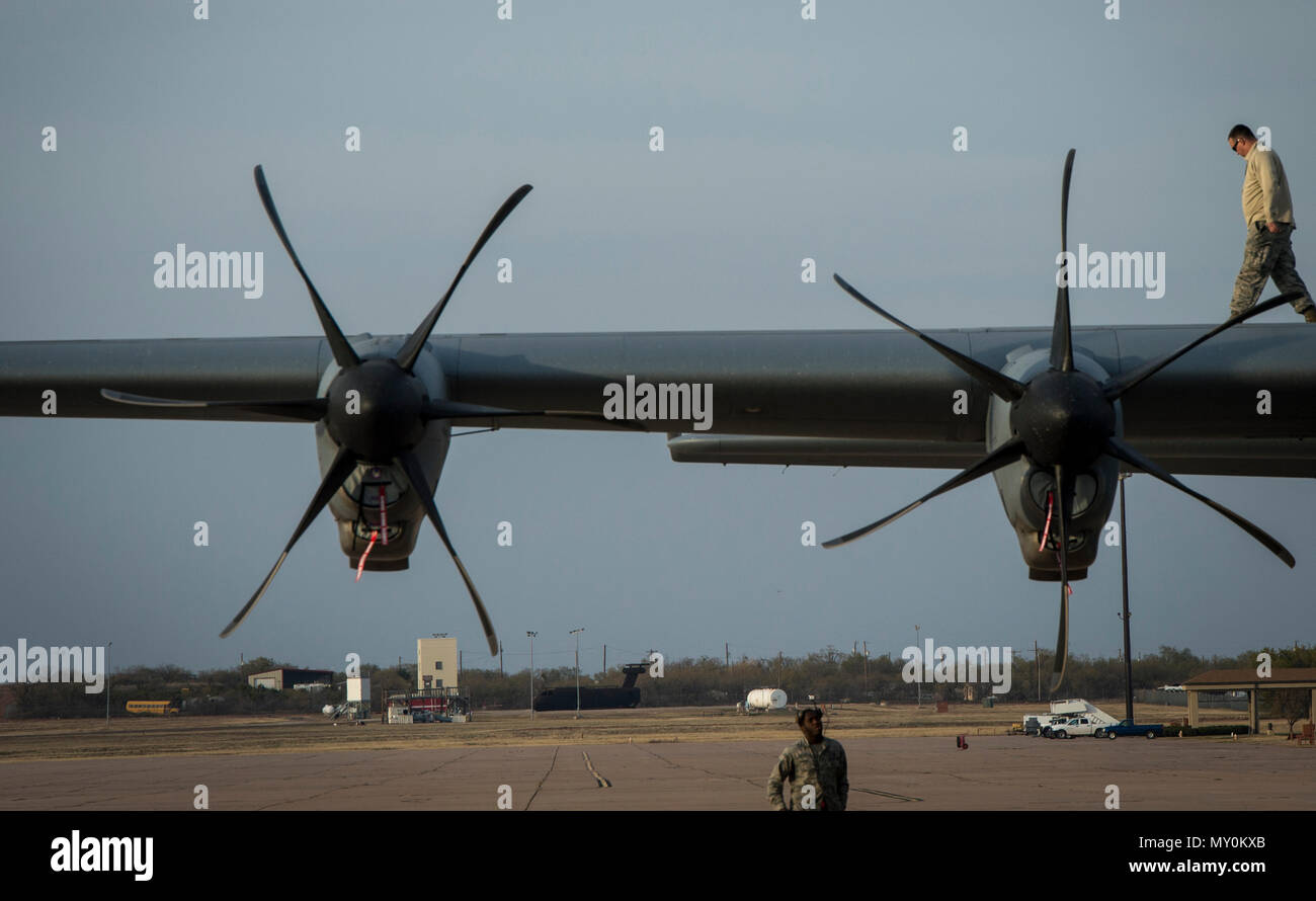 Dyess Air Force Base, Texas, est le foyer de la 39e et 40e escadrons de transport aérien qui préservent la qualité et l'équipage d'aéronef à mobiliser, déployer et à fournir des avions dans le monde entier. intratheater Ils prennent en charge les besoins du commandant de théâtre avec la capacité de combat par tactical air terre et air drop des opérations ainsi que les efforts humanitaires et d'évacuation aéromédicale. (U.S. Air Force photo par un membre de la 1re classe James Crow) Banque D'Images