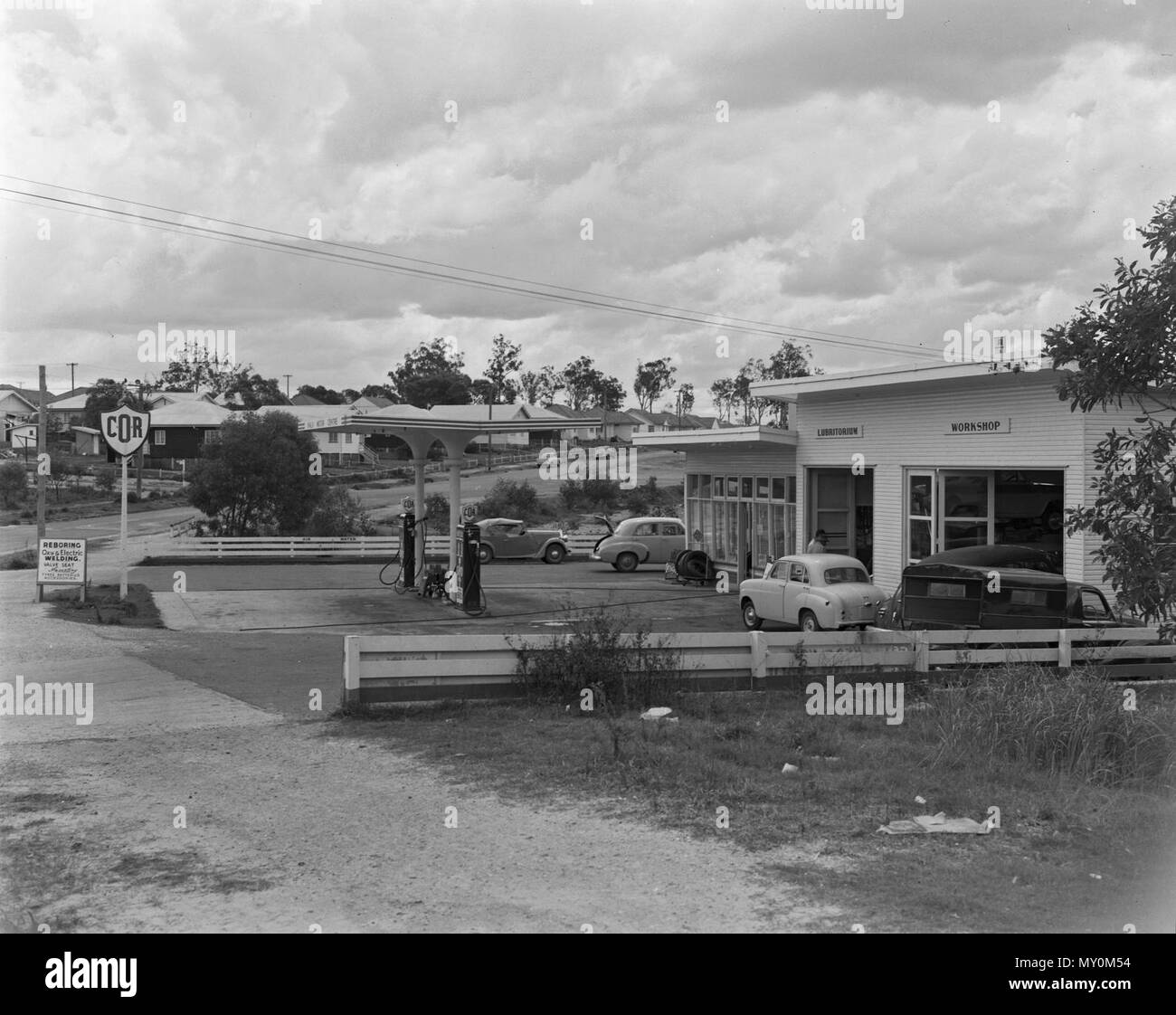 Rue lilas, Inala, c 1957. Le petit canton de Serviceton a été sélectionnée en 1946 par l'Serviceton Co-operative Society pour le développement afin de répondre à la pénurie de logement d'après-guerre. La société a acheté 850 acres de terrain qui a été reprise par la Commission du logement du Queensland en 1950, à laquelle il a ajouté un autre 200 acres. La zone a été renommée Inala en 1953 pour éviter la confusion avec la ville de Serviceton en Australie du Sud. Banque D'Images