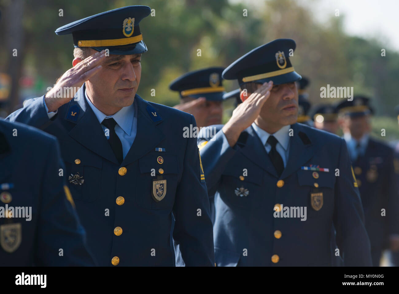 De l'air turque membres affectés à la 10e Base de pétroliers rend hommage rendu au cours d'une cérémonie commémorative pour Mustafa Kemal Atatürk le 10 novembre 2016, à la base aérienne d'Incirlik, en Turquie. La cérémonie s'est terminée avec des honneurs rendus à la statue d'Ataturk. (U.S. Photo de l'Armée de l'air par les cadres supérieurs d'un membre de la John Nieves Camacho) Banque D'Images