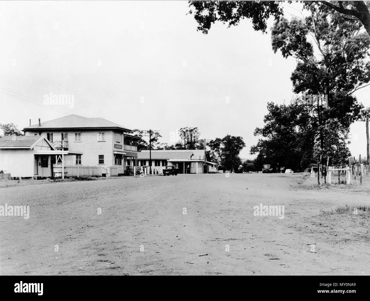 Pine St, Thallon, c 1954. Thallon est nommé d'après James Forsyth Thallon, le commissaire Queensland pour les chemins de fer lorsque la ville a été fondée en 1911. Banque D'Images