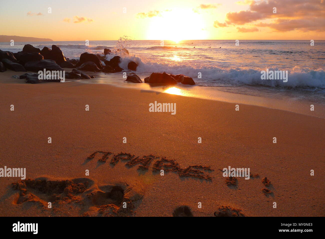 Plage à Hawaï avec message d'accueil dans les lettres de Russie dans le sable Banque D'Images