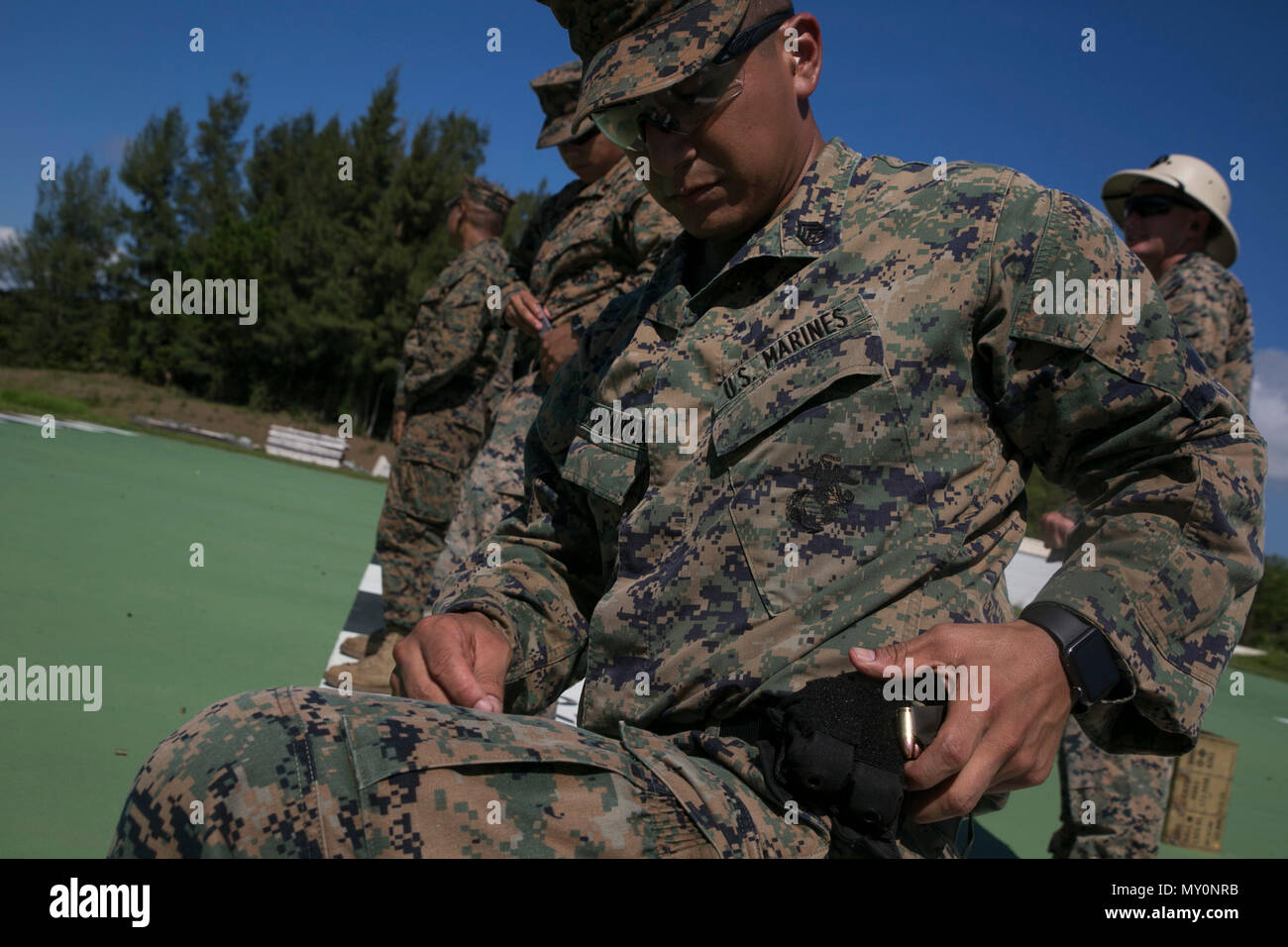 Le s.. Jorge Estrada, un commis d'entrepôt avec la 31e Marine Expeditionary Unit, charge un M9A1 9mm pistolet de service magazine au cours de formation au tir au Camp Hansen, Okinawa, Japon, le 4 octobre 2017. Marines avec la 31e MEU a participé à la formation annuelle de qualification pistolet afin d'améliorer et maintenir la préparation au combat. Comme le Corps des Marines' seulement continuellement de l'avant-unité déployée, la 31e MEU-air-sol de l'équipe logistique fournit une force flexible, prêt à réaliser une vaste gamme d'opérations militaires, de combat limitée aux opérations d'aide humanitaire, tout au long de l'Indo-Asia-P Banque D'Images