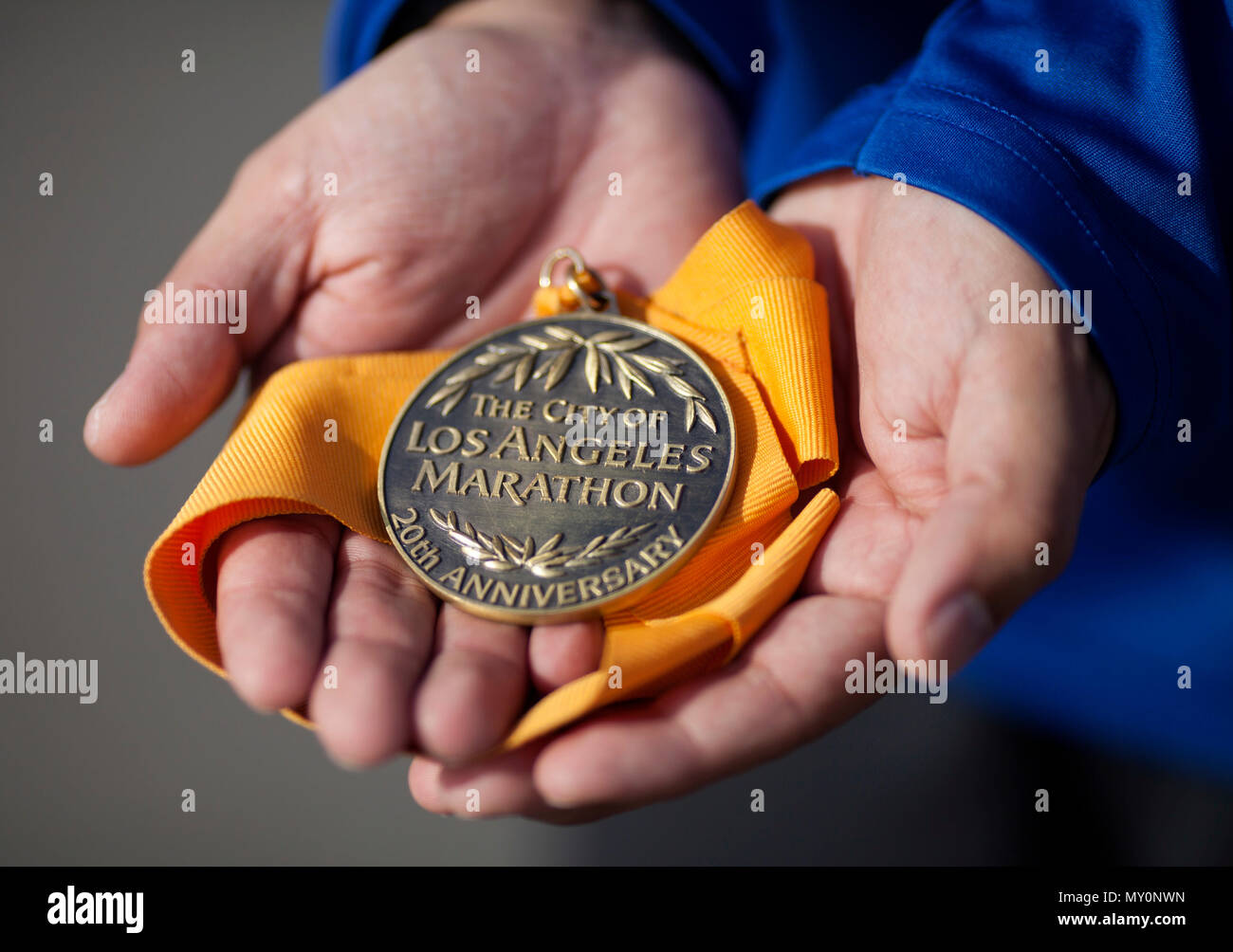 Le conseiller-maître Sgt. Richard Aceves du 163d de l'Escadron des Forces de sécurité est titulaire de la médaille de 2005 il a gagné pendant le marathon de Los Angeles. La course a été son premier et il s'est présenté avec sa mère. Les deux étaient membres de la 163d'aile en vol -- l'attaque maintenant 163d'aile -- et courut sur l'aile de l'équipe de marathon. (Photo de la Garde nationale aérienne d'un membre de la 1re classe Housman Crystal) Banque D'Images