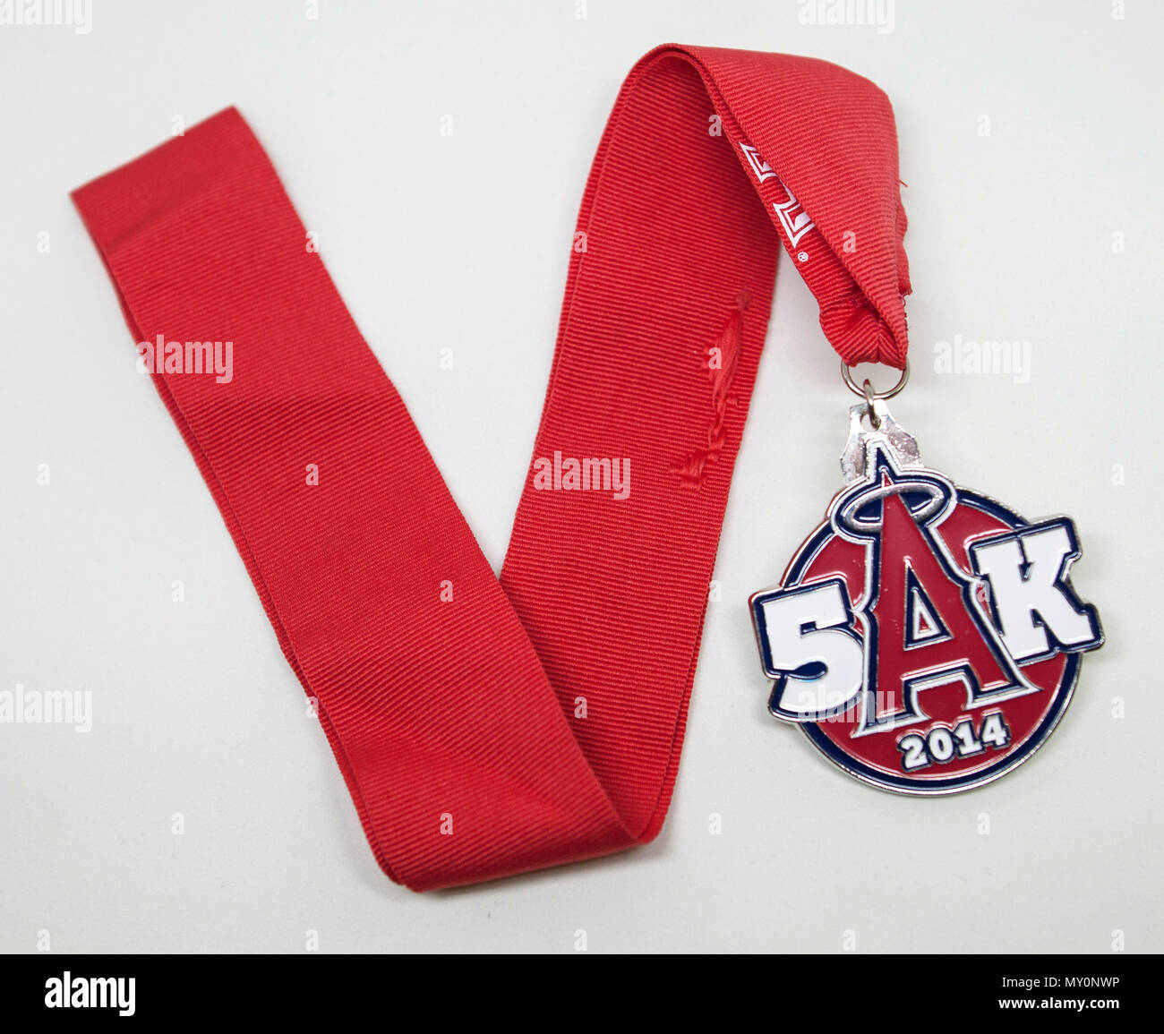 Le Big A 5K Race à Angels Stadium à Anaheim a été la première course capitaine principal Sgt. Richard Aceves couru ensemble avec sa femme et est devenu une tradition familiale. Il a obtenu cette médaille de de la course en 2014. (Photo de la Garde nationale aérienne d'un membre de la 1re classe Housman Crystal) Banque D'Images