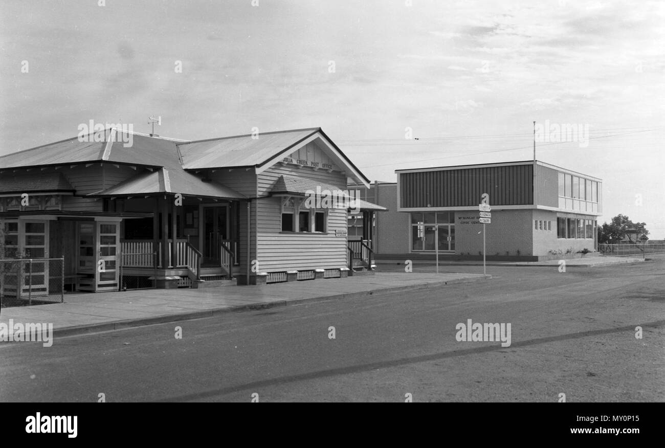 Bureau de poste et McKinlay Shire Civic Centre, Julia Creek, c. Julia Creek a été a été nommé d'après la nièce de Donald MCINTYRE, le premier colon blanc dans la région. La Division Mackinlay a été crée le 9 décembre 1891 des parties de Boulia et Cloncurry. Il devient le chef de l'arrêt McKinlay, le 31 mars 1903. Le nouveau nouveau Shire de McKinlay a été formé de parties des comtés de Cloncurry, McKinlay, Winton et Wyangarie en 2008. Banque D'Images