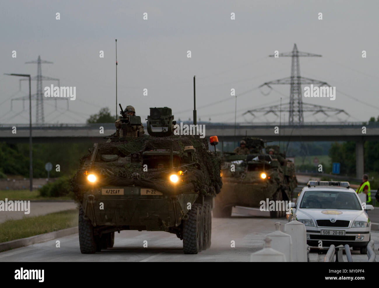 Les soldats du 2e régiment de cavalerie (2CR) dfcross German-Czechia à la frontière ROZVADOV, Tchéquie, escorté par la police locale au cours de l'effort de grève 18 Sabre, le 29 juin. Ce convoi tests mouvements 2CR assemblée générale de la vitesse de l'Allemagne à la Lituanie (U.S. Réserve de l'armée photo : Capt Jeku Arce, 221 Détachement des affaires publiques). Banque D'Images