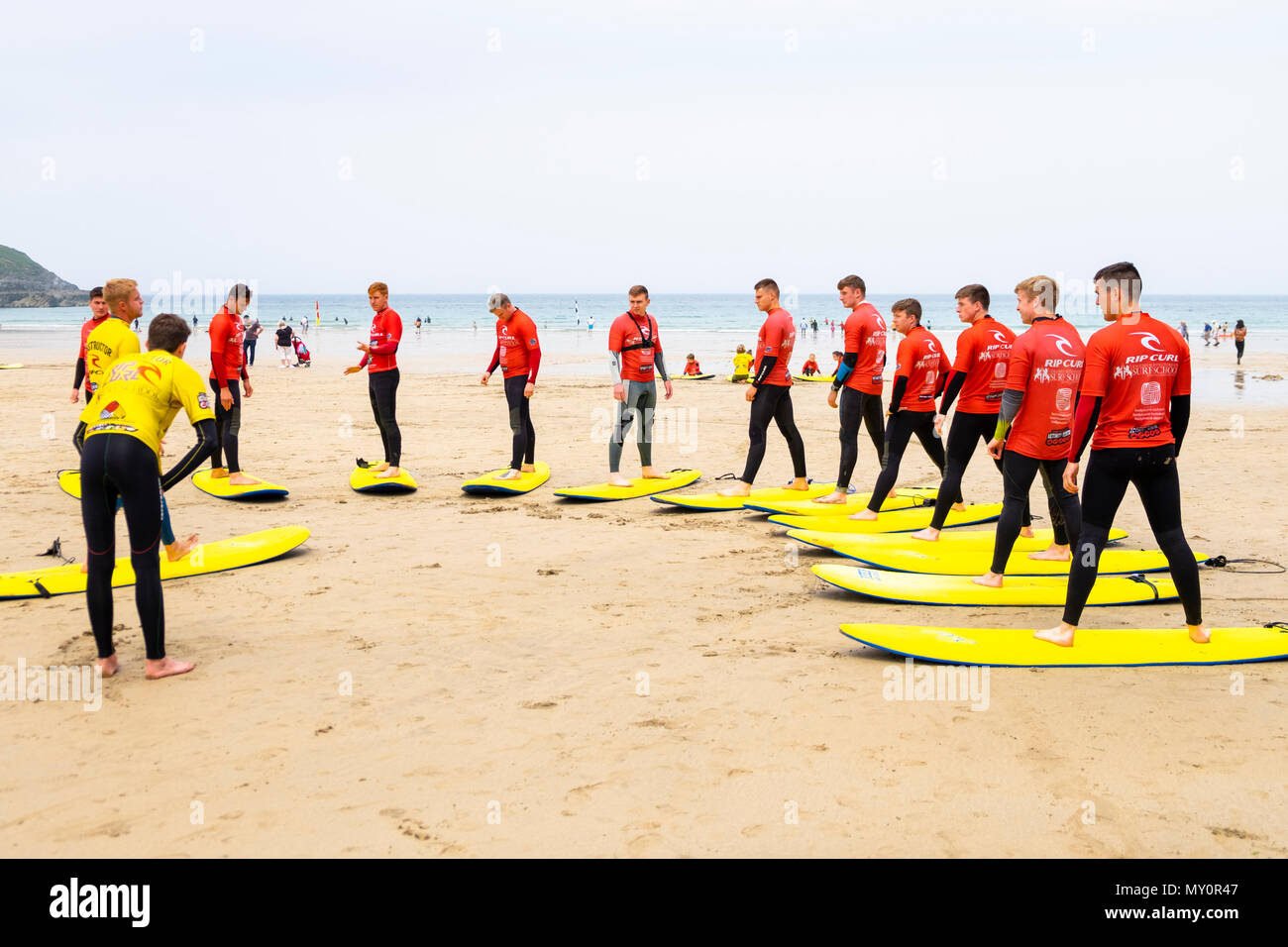 L'école de surf des leçons sur les plage de fistral, Newquay, Cornwall, uk Banque D'Images