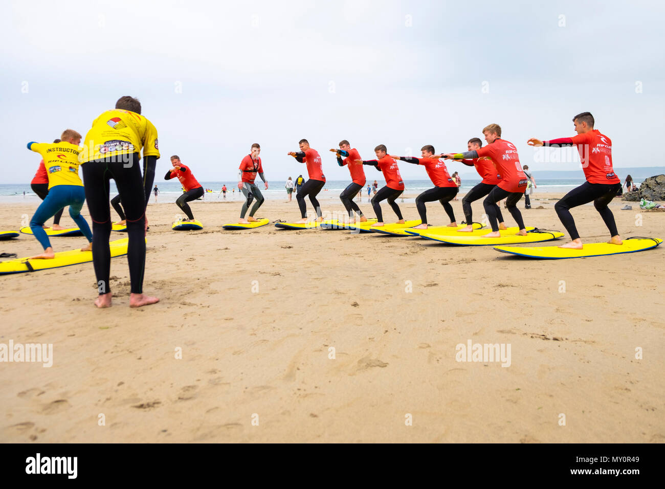 L'école de surf des leçons sur les plage de fistral, Newquay, Cornwall, uk Banque D'Images