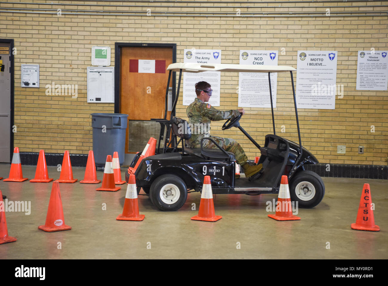 U.S Soldats et civils de la Garde nationale de Caroline du Sud, assister à la sécurité et santé au travail Fair au bluff Road Armory de Columbia, Caroline du Sud, 1 juin 2018. L'ARMÉE AMÉRICAINE Cpt. Tammy Muckenfuss, commandant de la 108e Détachement des affaires publiques, la Garde nationale de Caroline du Sud, utilise la CFA au cours offert par le Département du shérif du comté de Richland. L'événement vise à sensibiliser sur les questions de sécurité pour promouvoir la santé de l'éducation. (U.S. Photo de la Garde nationale par la CPS. Chelsea Baker) Banque D'Images