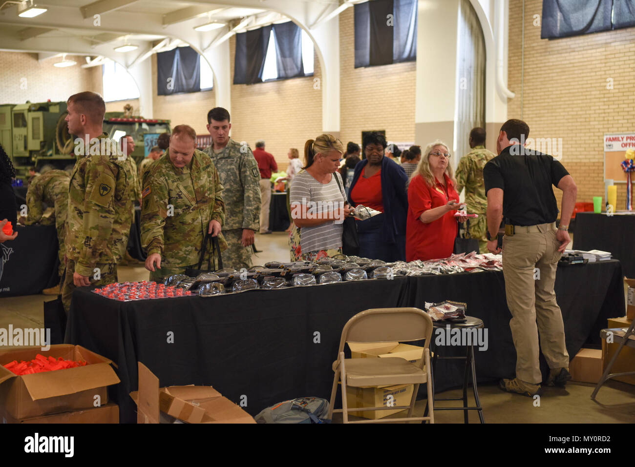 U.S Soldats et civils de la Garde nationale de Caroline du Sud, assister à la sécurité et santé au travail Fair au bluff Road Armory de Columbia, Caroline du Sud, 1 juin 2018. L'événement vise à sensibiliser sur les questions de sécurité pour promouvoir la santé de l'éducation. (U.S. Photo de la Garde nationale par la CPS. Chelsea Baker) Banque D'Images