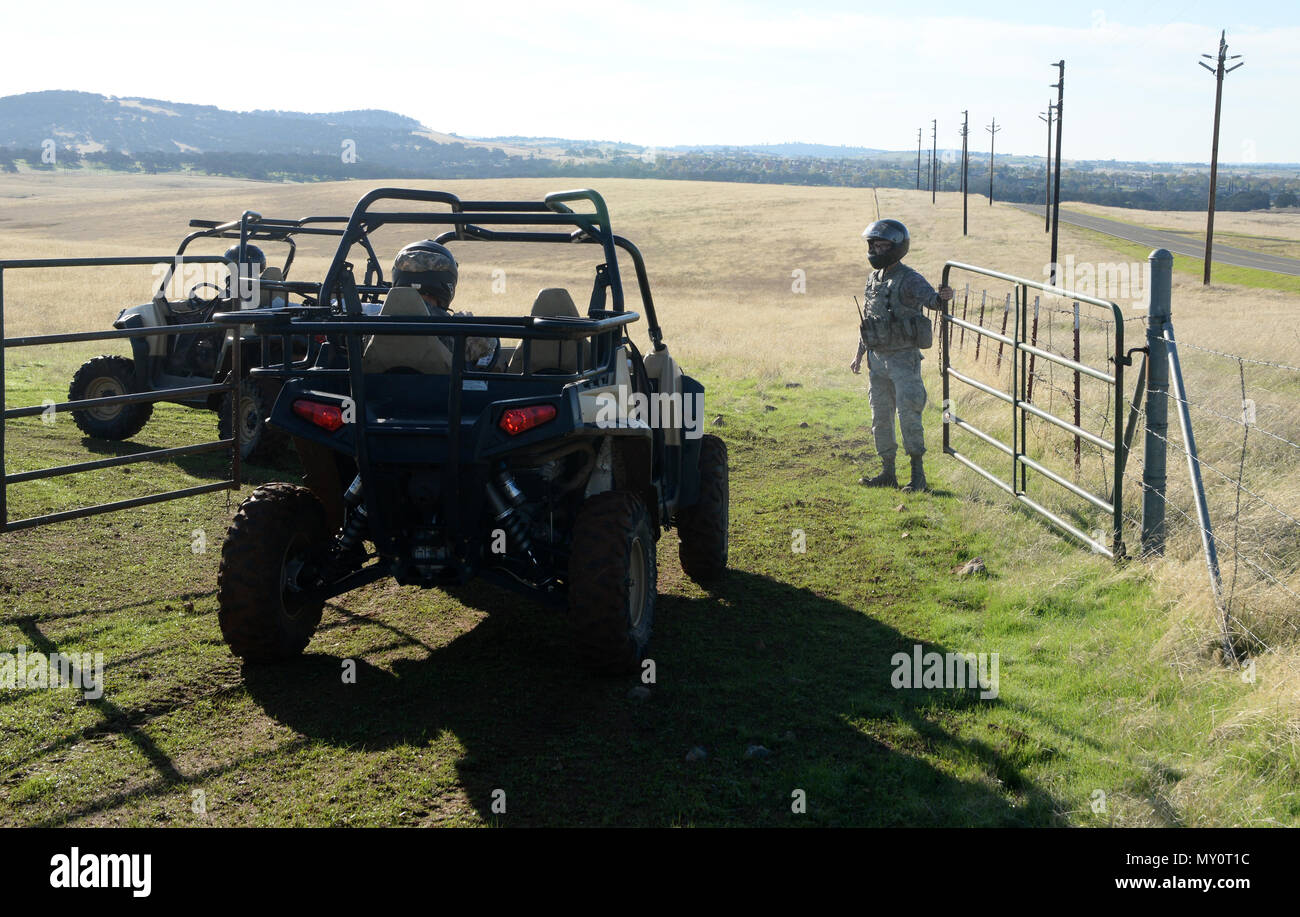 Navigant de première classe Luis Valentin, 9e Escadron des Forces de sécurité, contrôleur d'entrée de l'installation s'ouvre une porte pour les véhicules tout-terrain dans le 4 novembre 2016, à Beale Air Force Base, en Californie. Sur le coyote du personnel des forces de sécurité patrouilles inspecter la clôture et des barrières à la périphérie de l'installation. (U.S. Air Force photo/Airman Tristan D. Viglianco) Banque D'Images