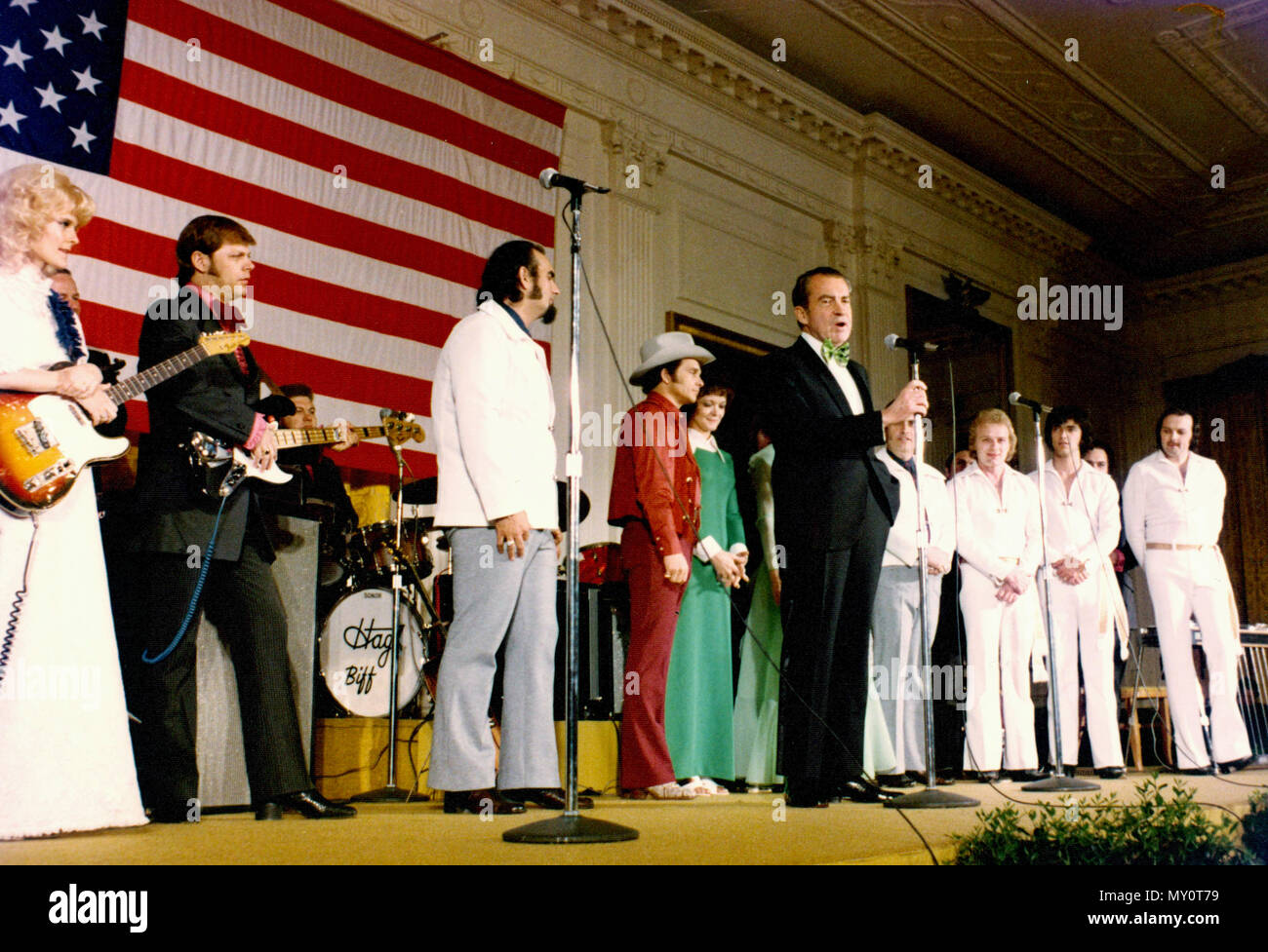 Merle Haggard et l'Osborne Brothers chanteurs et à l'Étrangers groupe sur scène à l'est prix avec le président Nixon le jour de la Saint-Patrick. 3/17/1973 Banque D'Images