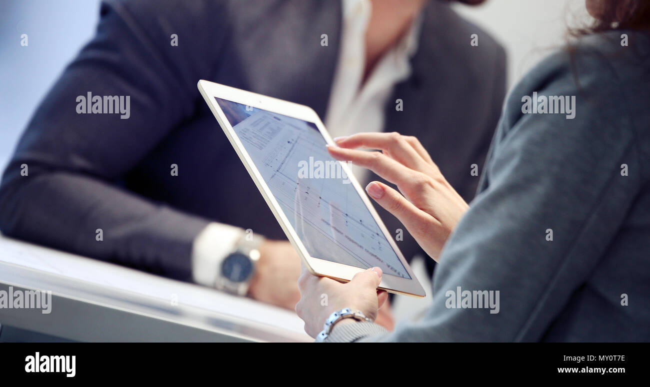 Close up image of businessman using tablet Banque D'Images