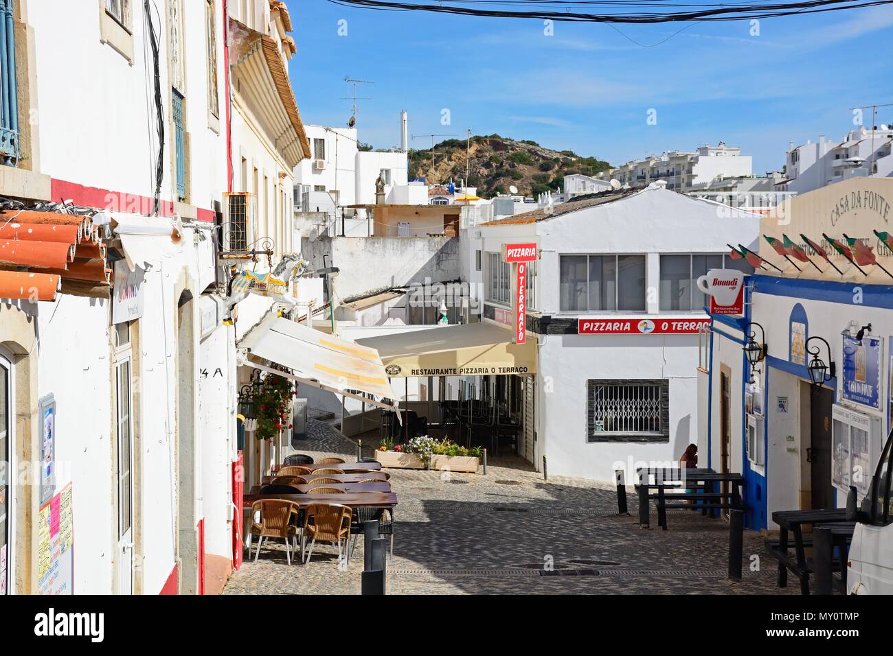 View restaurants le long de la rue commerçante Rua 5 Octubro, Albufeira, Portugal, Europe. Banque D'Images