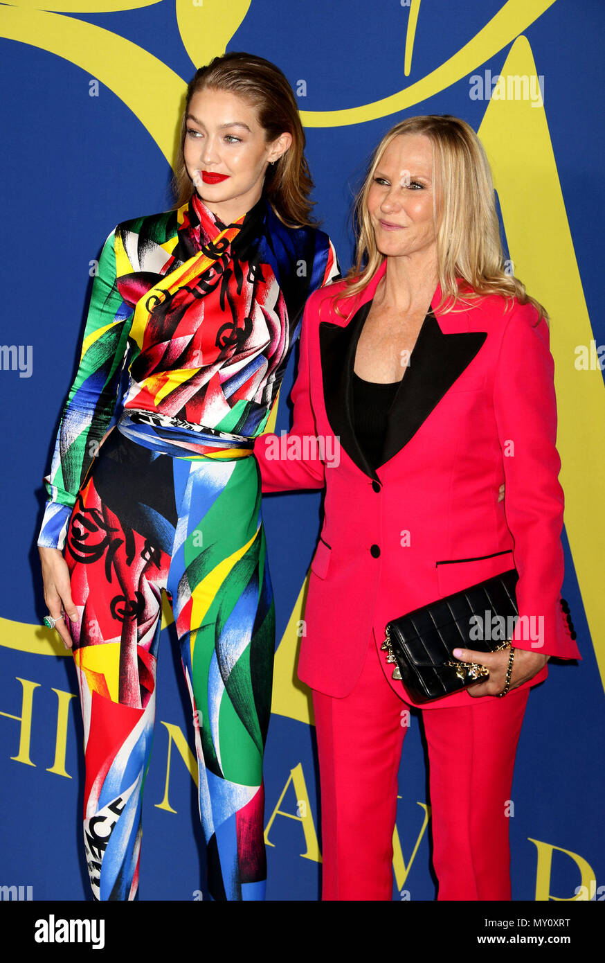 New York City, New York, USA. 4 juin, 2018. GIGI HADID et concepteur de modèle LAURA BROWN assister à la CFDA Fashion Awards 2018 qui a eu lieu au Brooklyn Museum. Credit : Nancy/Kaszerman ZUMA Wire/Alamy Live News Banque D'Images