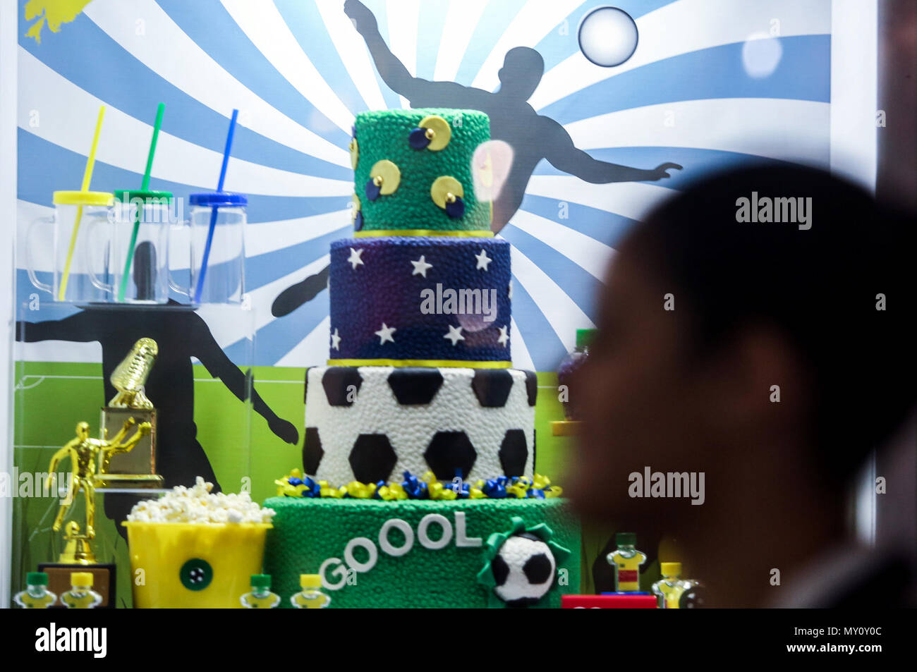 Sao Paulo Bresil 4 Juin 18 Une Personne Marche En Avant D Un Gateau Decore Avec Le Theme De La Coupe Du Monde De La Russie En 18 Au Cours De La Cinquieme