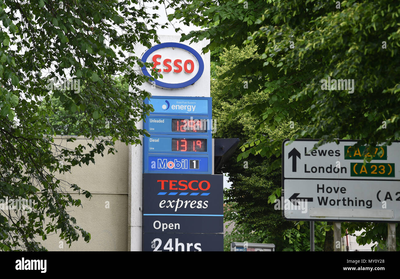 Brighton UK 5 Juin 2018 - Les prix élevés du carburant à un garage Esso à Brighton ce matin . Prix de l'essence ont augmenté en moyenne de 6p le litre en mai qui est la plus haute hausse mensuelle depuis l'ACFC a commencé à surveiller les prix il y a 18 ans. Crédit : Simon Dack/Alamy Live News Banque D'Images