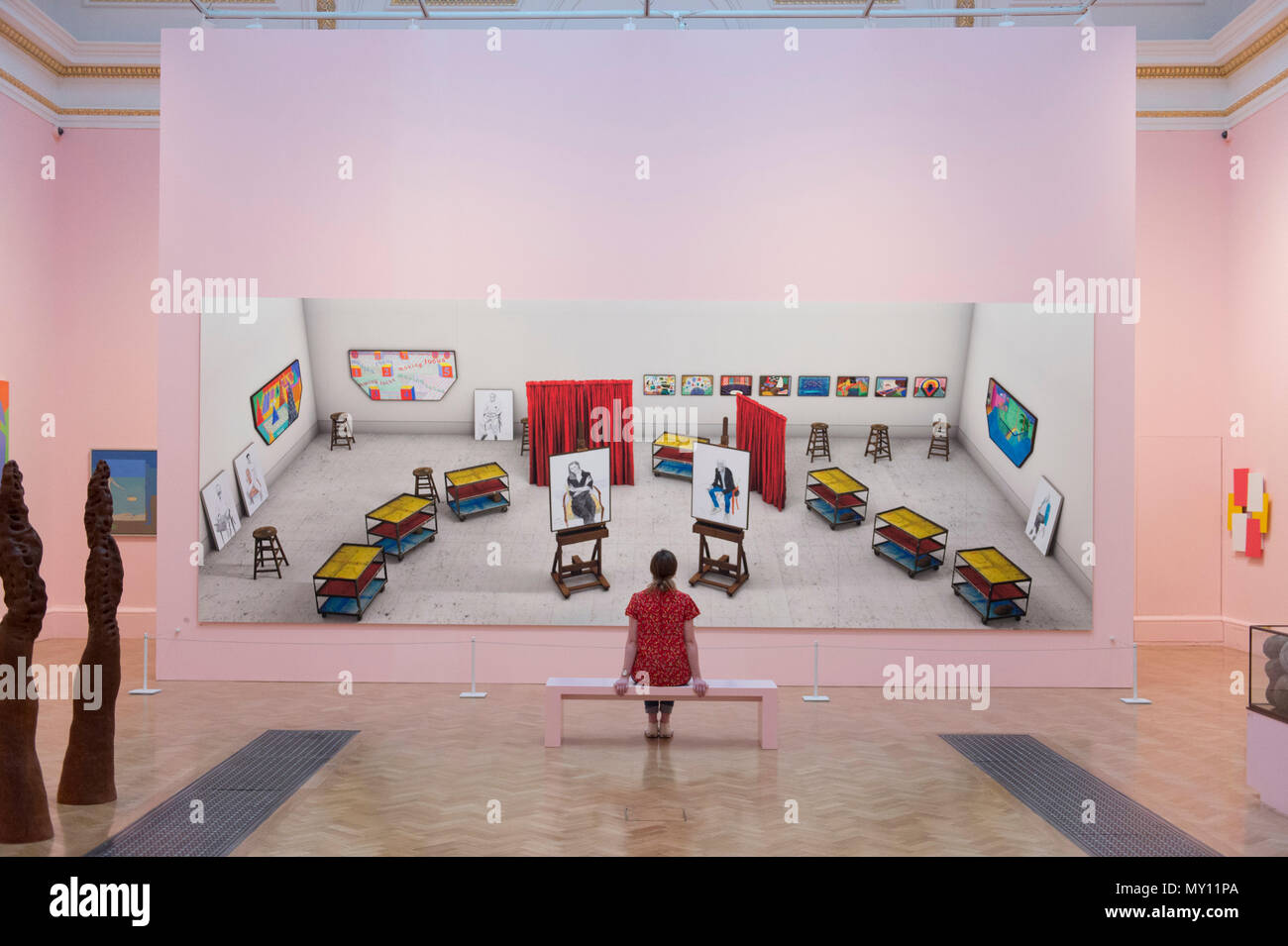 Burlington House, Londres, Royaume-Uni. 5 juin, 2018. La Royal Academy Summer Exhibition annuelle du célèbre son 250e anniversaire. Pour marquer cet événement, l'exposition est coordonnée par Grayson Perry RA, qui, avec son comité d'autres artistes ont choisi plus de 1 300 œuvres dans un éventail de techniques. Une grande nouvelle œuvre de David Hockney RA : Sept Trollies, six et demi de tabourets, Six portraits, onze tableaux, et deux rideaux domine la salle de conférence. Credit : Malcolm Park editorial/Alamy Live News Banque D'Images