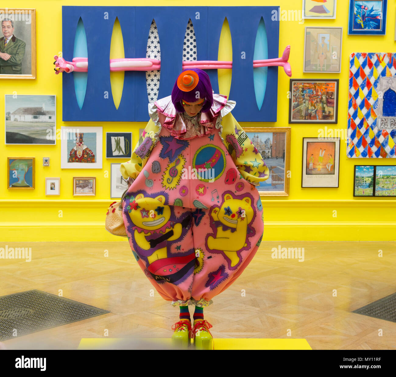 Burlington House, Londres, Royaume-Uni. 5 juin, 2018. La Royal Academy Summer Exhibition annuelle du célèbre son 250e anniversaire. Pour marquer cet événement, l'exposition est coordonnée par Grayson Perry RA, qui, avec son comité d'autres artistes ont choisi plus de 1 300 œuvres dans un éventail de techniques. Il y a une sculpture monumentale par Anish Kapoor RA dans la cour, et dans les galeries, vous trouverez de vastes nouvelles oeuvres de David Hockney RA et Joana Vasconcelos. Credit : Malcolm Park editorial/Alamy Live News Banque D'Images