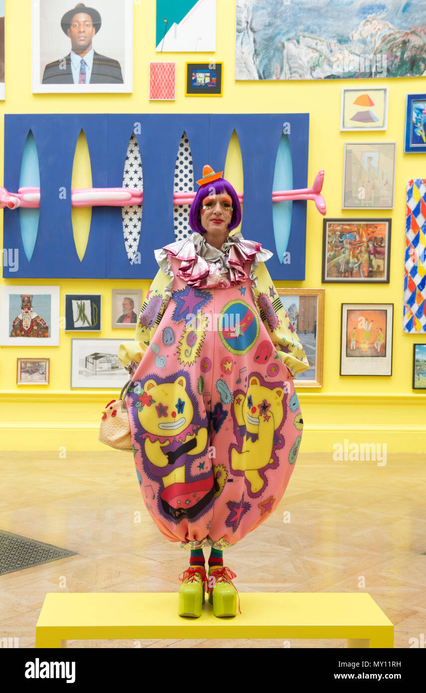 Burlington House, Londres, Royaume-Uni. 5 juin, 2018. La Royal Academy Summer Exhibition annuelle du célèbre son 250e anniversaire. Pour marquer cet événement, l'exposition est coordonnée par Grayson Perry RA, qui, avec son comité d'autres artistes ont choisi plus de 1 300 œuvres dans un éventail de techniques. Il y a une sculpture monumentale par Anish Kapoor RA dans la cour, et dans les galeries, vous trouverez de vastes nouvelles oeuvres de David Hockney RA et Joana Vasconcelos. Credit : Malcolm Park editorial/Alamy Live News Banque D'Images