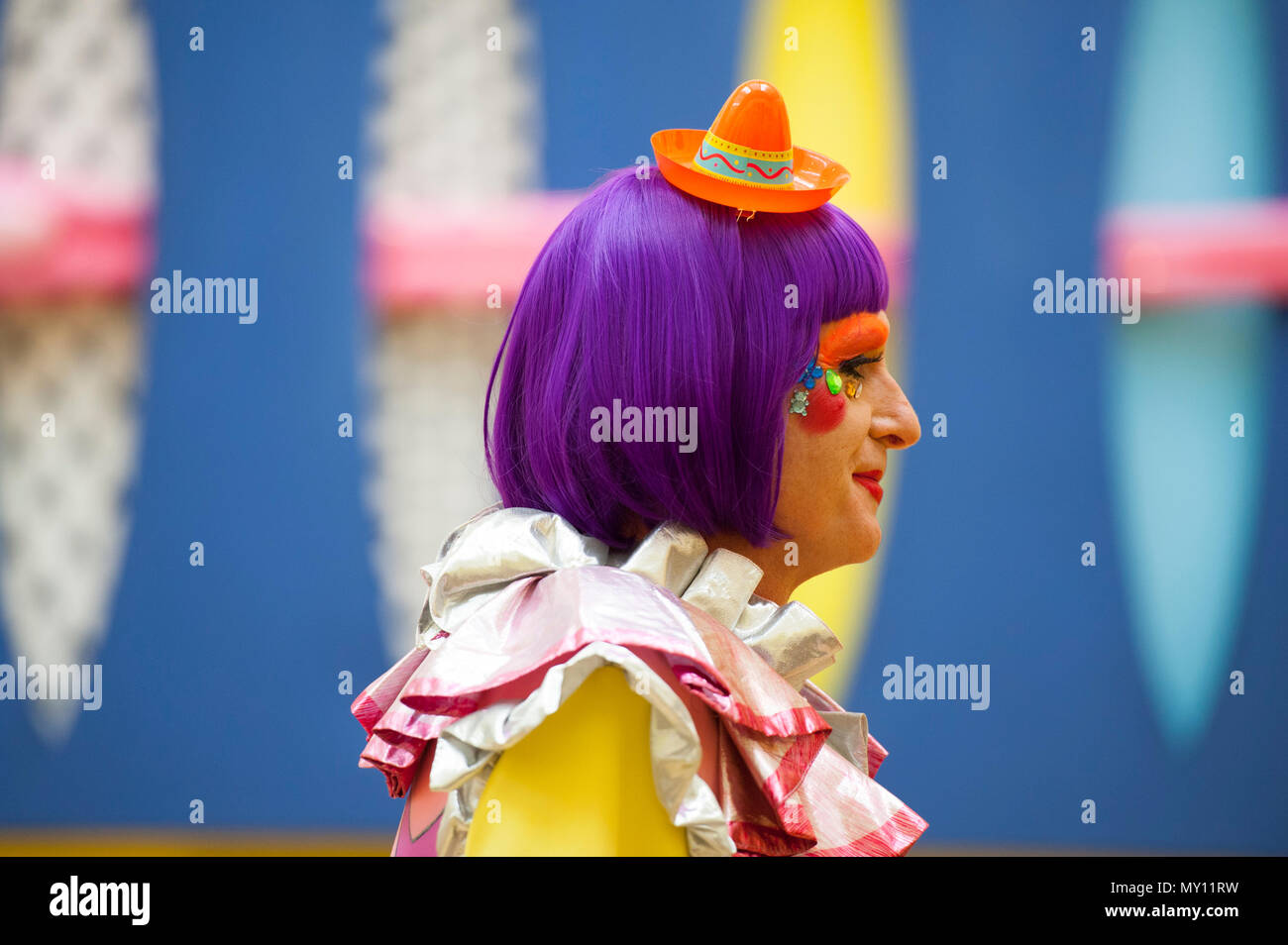 Burlington House, Londres, Royaume-Uni. 5 juin, 2018. La Royal Academy Summer Exhibition annuelle du célèbre son 250e anniversaire. Pour marquer cet événement, l'exposition est coordonnée par Grayson Perry RA, qui, avec son comité d'autres artistes ont choisi plus de 1 300 œuvres dans un éventail de techniques. Il y a une sculpture monumentale par Anish Kapoor RA dans la cour, et dans les galeries, vous trouverez de vastes nouvelles oeuvres de David Hockney RA et Joana Vasconcelos. Credit : Malcolm Park editorial/Alamy Live News Banque D'Images