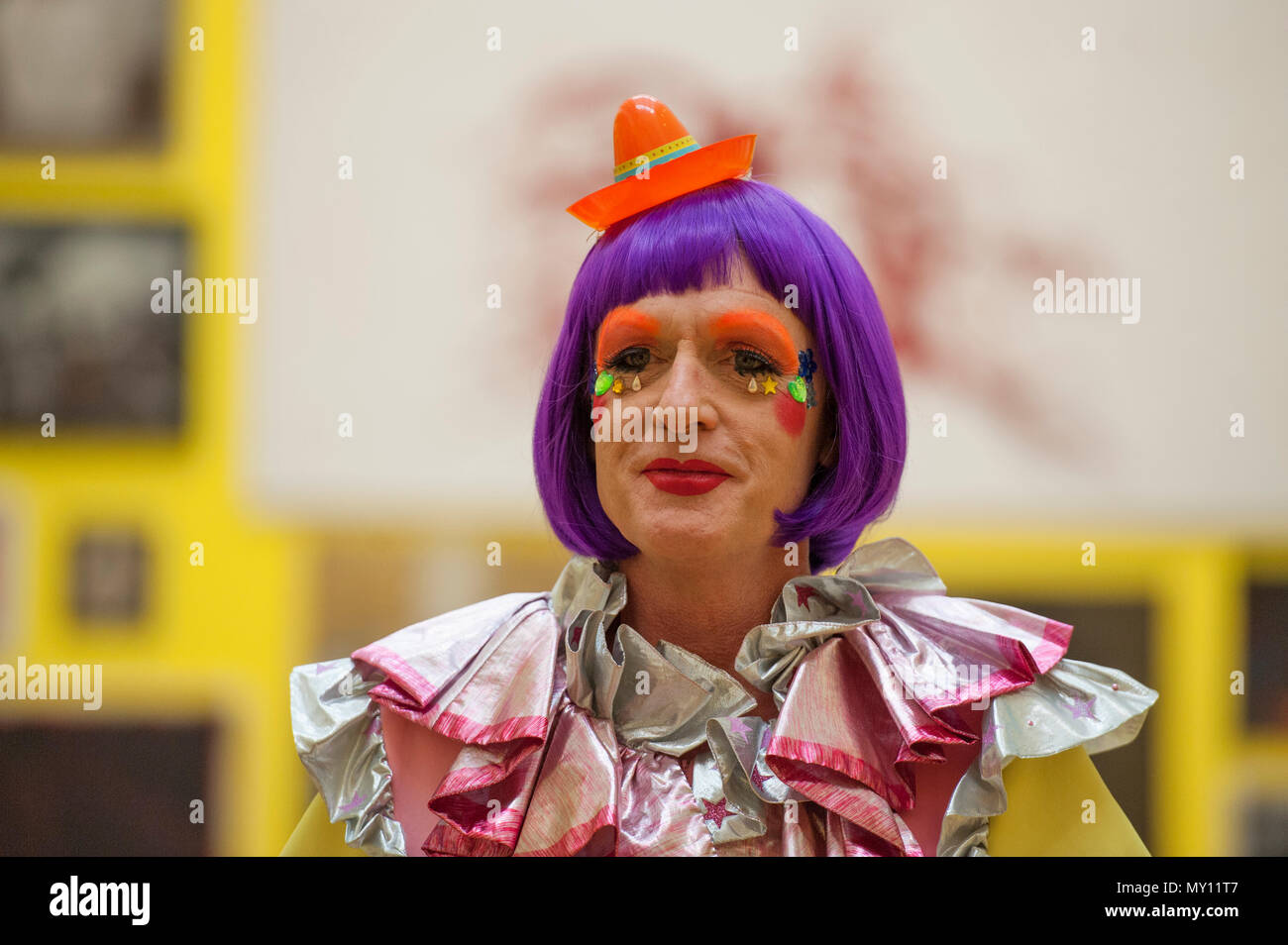 Burlington House, Londres, Royaume-Uni. 5 juin, 2018. La Royal Academy Summer Exhibition annuelle du célèbre son 250e anniversaire. Pour marquer cet événement, l'exposition est coordonnée par Grayson Perry RA, qui, avec son comité d'autres artistes ont choisi plus de 1 300 œuvres dans un éventail de techniques. Il y a une sculpture monumentale par Anish Kapoor RA dans la cour, et dans les galeries, vous trouverez de vastes nouvelles oeuvres de David Hockney RA et Joana Vasconcelos. Credit : Malcolm Park editorial/Alamy Live News Banque D'Images