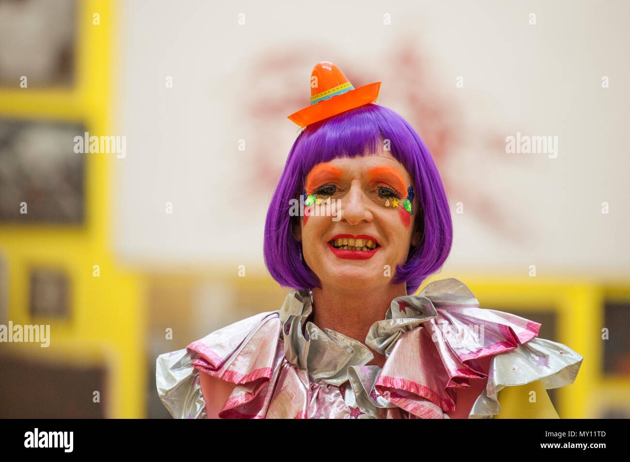 Burlington House, Londres, Royaume-Uni. 5 juin, 2018. La Royal Academy Summer Exhibition annuelle du célèbre son 250e anniversaire. Pour marquer cet événement, l'exposition est coordonnée par Grayson Perry RA, qui, avec son comité d'autres artistes ont choisi plus de 1 300 œuvres dans un éventail de techniques. Il y a une sculpture monumentale par Anish Kapoor RA dans la cour, et dans les galeries, vous trouverez de vastes nouvelles oeuvres de David Hockney RA et Joana Vasconcelos. Credit : Malcolm Park editorial/Alamy Live News Banque D'Images