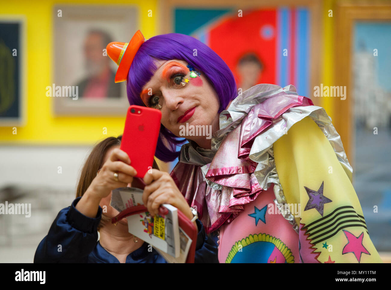 Burlington House, Londres, Royaume-Uni. 5 juin, 2018. La Royal Academy Summer Exhibition annuelle du célèbre son 250e anniversaire. Pour marquer cet événement, l'exposition est coordonnée par Grayson Perry RA, qui, avec son comité d'autres artistes ont choisi plus de 1 300 œuvres dans un éventail de techniques. Il y a une sculpture monumentale par Anish Kapoor RA dans la cour, et dans les galeries, vous trouverez de vastes nouvelles oeuvres de David Hockney RA et Joana Vasconcelos. Credit : Malcolm Park editorial/Alamy Live News Banque D'Images
