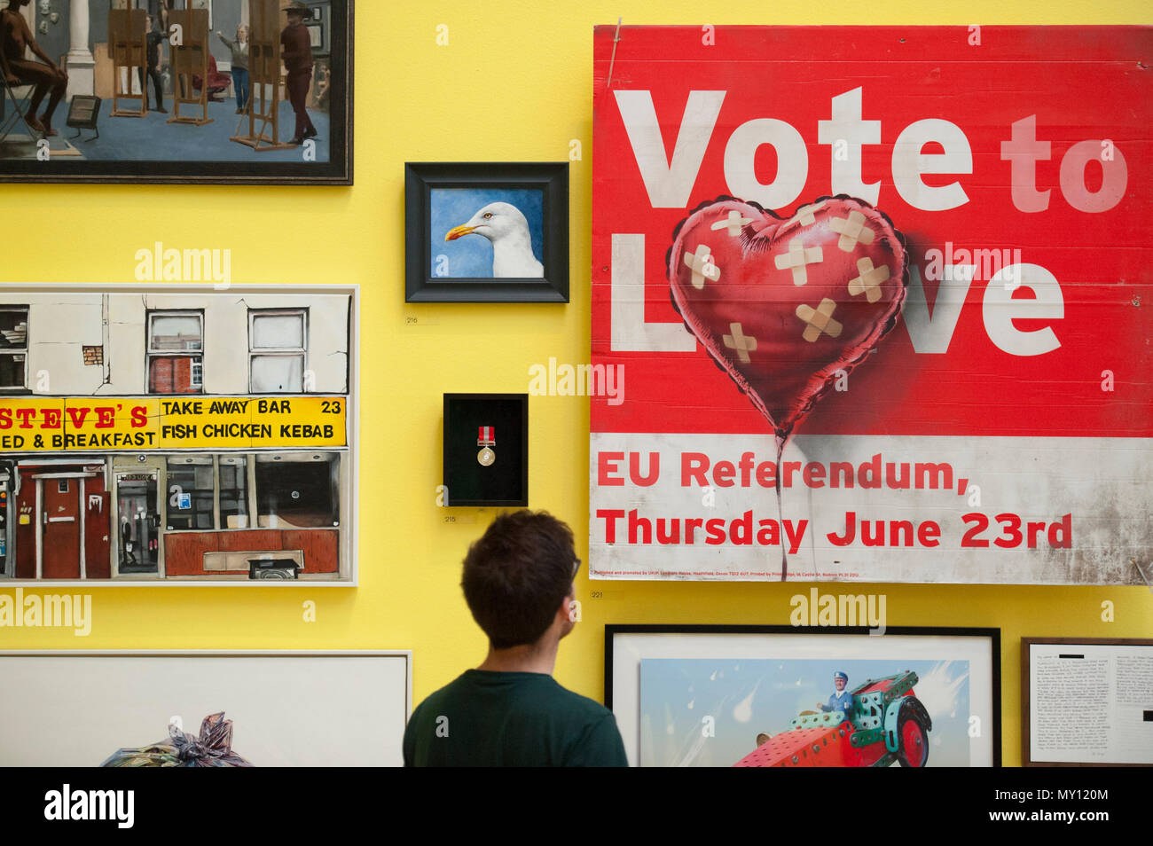 Burlington House, Londres, Royaume-Uni. 5 juin, 2018. La Royal Academy Summer Exhibition annuelle du célèbre son 250e anniversaire. Pour marquer cet événement, l'exposition est coordonnée par Grayson Perry RA, qui, avec son comité d'autres artistes ont choisi plus de 1 300 œuvres dans un éventail de techniques. Il y a une sculpture monumentale par Anish Kapoor RA dans la cour, et dans les galeries, vous trouverez de vastes nouvelles oeuvres de David Hockney RA et Joana Vasconcelos. Photo : Banksy, voter à partir. Credit : Malcolm Park editorial/Alamy Live News Banque D'Images