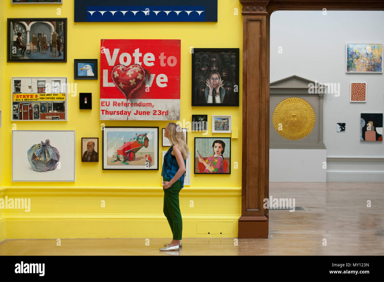 Burlington House, Londres, Royaume-Uni. 5 juin, 2018. La Royal Academy Summer Exhibition annuelle du célèbre son 250e anniversaire. Pour marquer cet événement, l'exposition est coordonnée par Grayson Perry RA, qui, avec son comité d'autres artistes ont choisi plus de 1 300 œuvres dans un éventail de techniques. Il y a une sculpture monumentale par Anish Kapoor RA dans la cour, et dans les galeries, vous trouverez de vastes nouvelles oeuvres de David Hockney RA et Joana Vasconcelos. Photo : Banksy, voter à partir. Credit : Malcolm Park editorial/Alamy Live News Banque D'Images