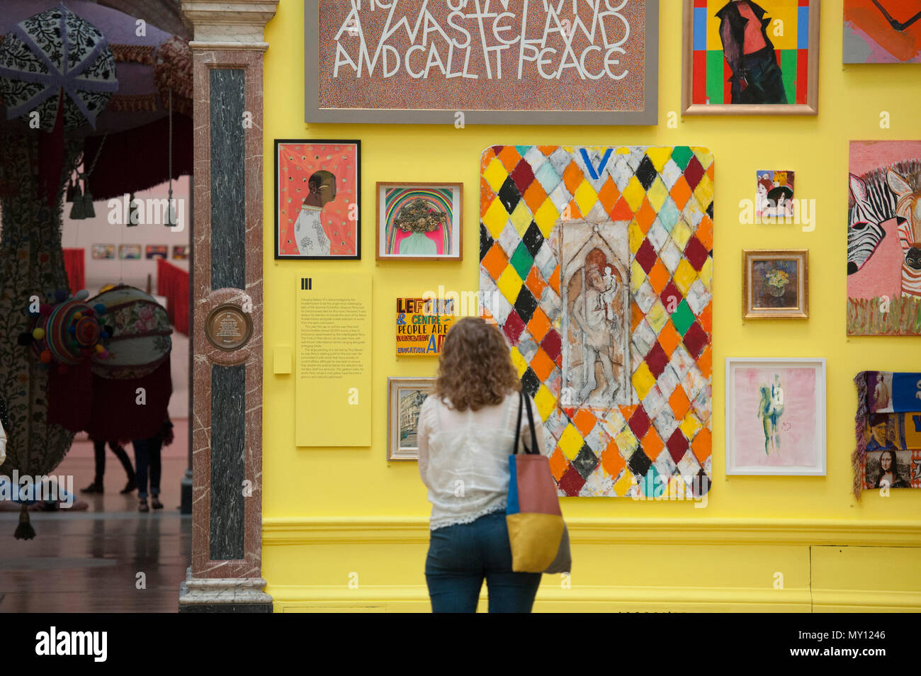 Burlington House, Londres, Royaume-Uni. 5 juin, 2018. La Royal Academy Summer Exhibition annuelle du célèbre son 250e anniversaire. Pour marquer cet événement, l'exposition est coordonnée par Grayson Perry RA, qui, avec son comité d'autres artistes ont choisi plus de 1 300 œuvres dans un éventail de techniques. Il y a une sculpture monumentale par Anish Kapoor RA dans la cour, et dans les galeries, vous trouverez de vastes nouvelles oeuvres de David Hockney RA et Joana Vasconcelos. Credit : Malcolm Park editorial/Alamy Live News Banque D'Images