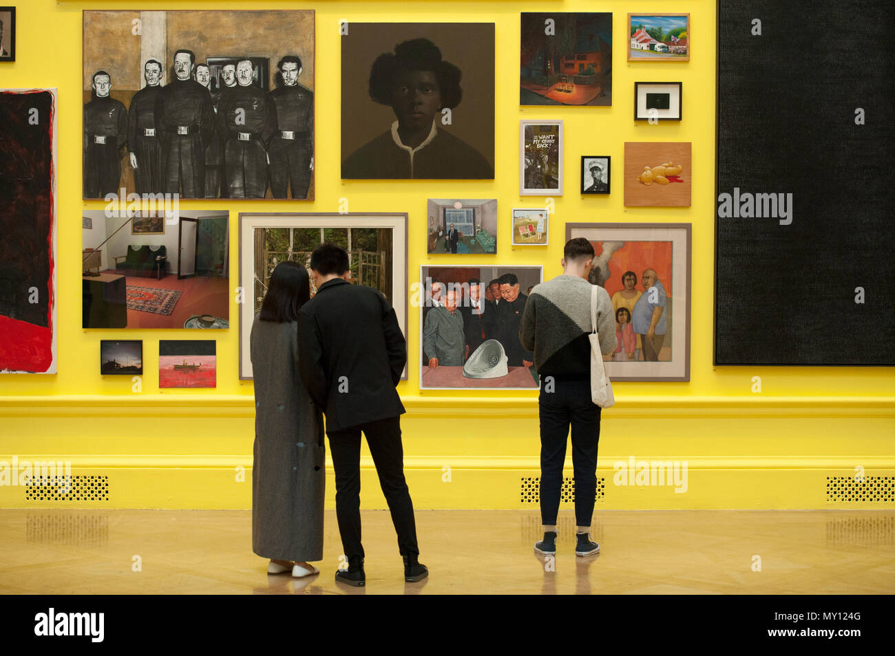 Burlington House, Londres, Royaume-Uni. 5 juin, 2018. La Royal Academy Summer Exhibition annuelle du célèbre son 250e anniversaire. Pour marquer cet événement, l'exposition est coordonnée par Grayson Perry RA, qui, avec son comité d'autres artistes ont choisi plus de 1 300 œuvres dans un éventail de techniques. Il y a une sculpture monumentale par Anish Kapoor RA dans la cour, et dans les galeries, vous trouverez de vastes nouvelles oeuvres de David Hockney RA et Joana Vasconcelos. Credit : Malcolm Park editorial/Alamy Live News Banque D'Images