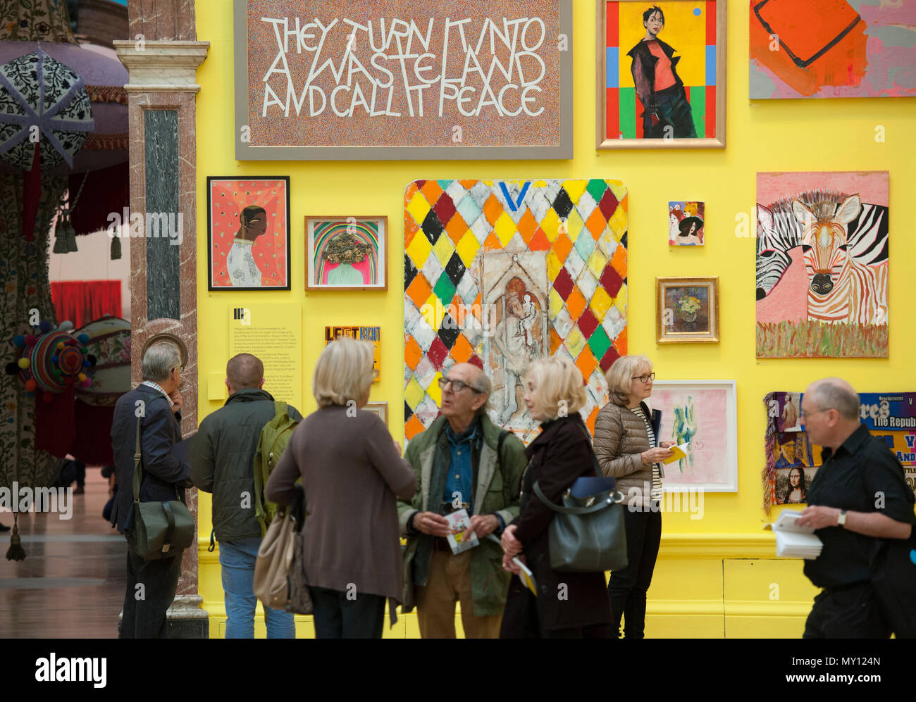 Burlington House, Londres, Royaume-Uni. 5 juin, 2018. La Royal Academy Summer Exhibition annuelle du célèbre son 250e anniversaire. Pour marquer cet événement, l'exposition est coordonnée par Grayson Perry RA, qui, avec son comité d'autres artistes ont choisi plus de 1 300 œuvres dans un éventail de techniques. Il y a une sculpture monumentale par Anish Kapoor RA dans la cour, et dans les galeries, vous trouverez de vastes nouvelles oeuvres de David Hockney RA et Joana Vasconcelos. Credit : Malcolm Park editorial/Alamy Live News Banque D'Images