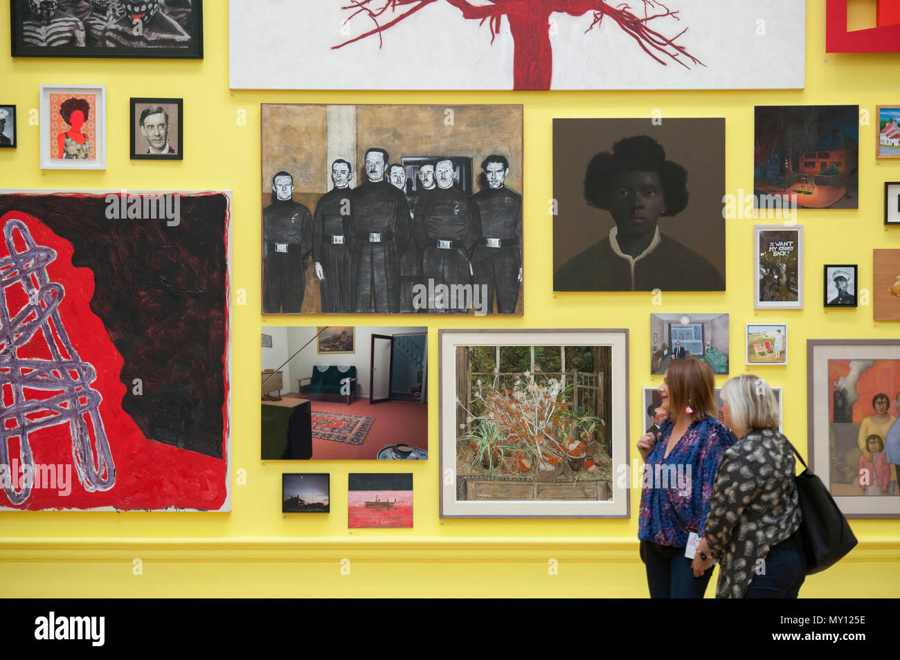 Burlington House, Londres, Royaume-Uni. 5 juin, 2018. La Royal Academy Summer Exhibition annuelle du célèbre son 250e anniversaire. Pour marquer cet événement, l'exposition est coordonnée par Grayson Perry RA, qui, avec son comité d'autres artistes ont choisi plus de 1 300 œuvres dans un éventail de techniques. Il y a une sculpture monumentale par Anish Kapoor RA dans la cour, et dans les galeries, vous trouverez de vastes nouvelles oeuvres de David Hockney RA et Joana Vasconcelos. Credit : Malcolm Park editorial/Alamy Live News Banque D'Images