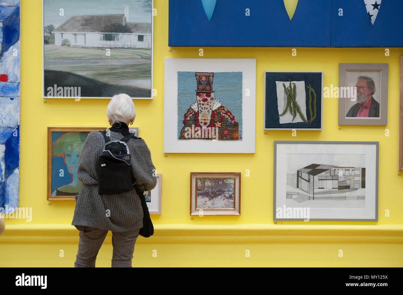 Burlington House, Londres, Royaume-Uni. 5 juin, 2018. La Royal Academy Summer Exhibition annuelle du célèbre son 250e anniversaire. Pour marquer cet événement, l'exposition est coordonnée par Grayson Perry RA, qui, avec son comité d'autres artistes ont choisi plus de 1 300 œuvres dans un éventail de techniques. Il y a une sculpture monumentale par Anish Kapoor RA dans la cour, et dans les galeries, vous trouverez de vastes nouvelles oeuvres de David Hockney RA et Joana Vasconcelos. Credit : Malcolm Park editorial/Alamy Live News Banque D'Images