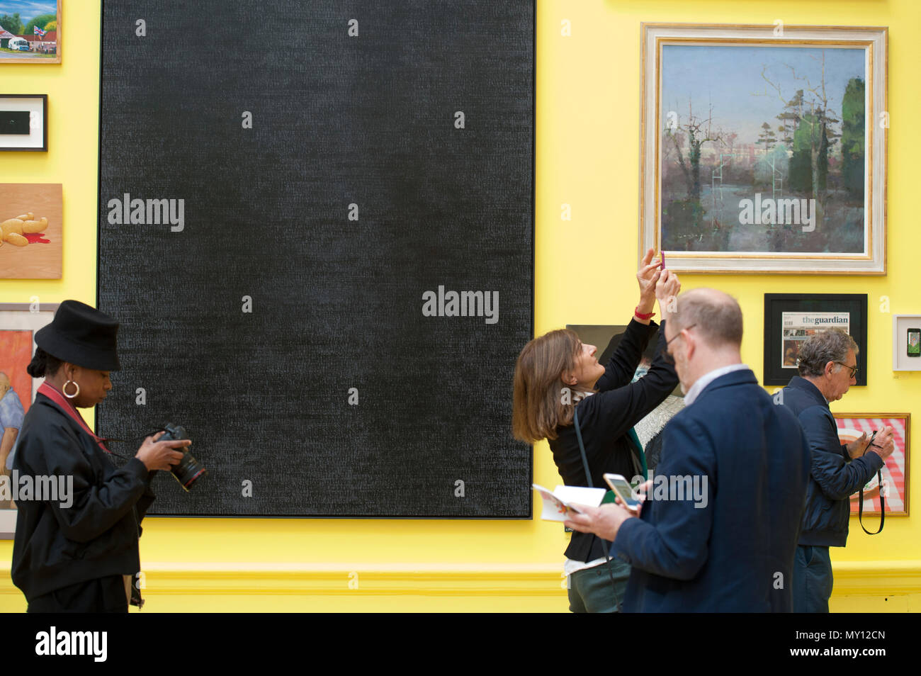 Burlington House, Londres, Royaume-Uni. 5 juin, 2018. La Royal Academy Summer Exhibition annuelle du célèbre son 250e anniversaire. Pour marquer cet événement, l'exposition est coordonnée par Grayson Perry RA, qui, avec son comité d'autres artistes ont choisi plus de 1 300 œuvres dans un éventail de techniques. Il y a une sculpture monumentale par Anish Kapoor RA dans la cour, et dans les galeries, vous trouverez de vastes nouvelles oeuvres de David Hockney RA et Joana Vasconcelos. Credit : Malcolm Park editorial/Alamy Live News Banque D'Images