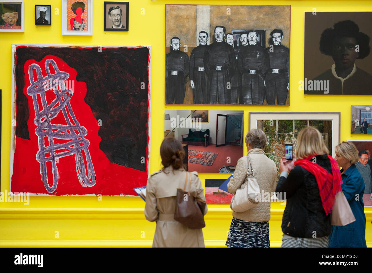 Burlington House, Londres, Royaume-Uni. 5 juin, 2018. La Royal Academy Summer Exhibition annuelle du célèbre son 250e anniversaire. Pour marquer cet événement, l'exposition est coordonnée par Grayson Perry RA, qui, avec son comité d'autres artistes ont choisi plus de 1 300 œuvres dans un éventail de techniques. Il y a une sculpture monumentale par Anish Kapoor RA dans la cour, et dans les galeries, vous trouverez de vastes nouvelles oeuvres de David Hockney RA et Joana Vasconcelos. Credit : Malcolm Park editorial/Alamy Live News Banque D'Images