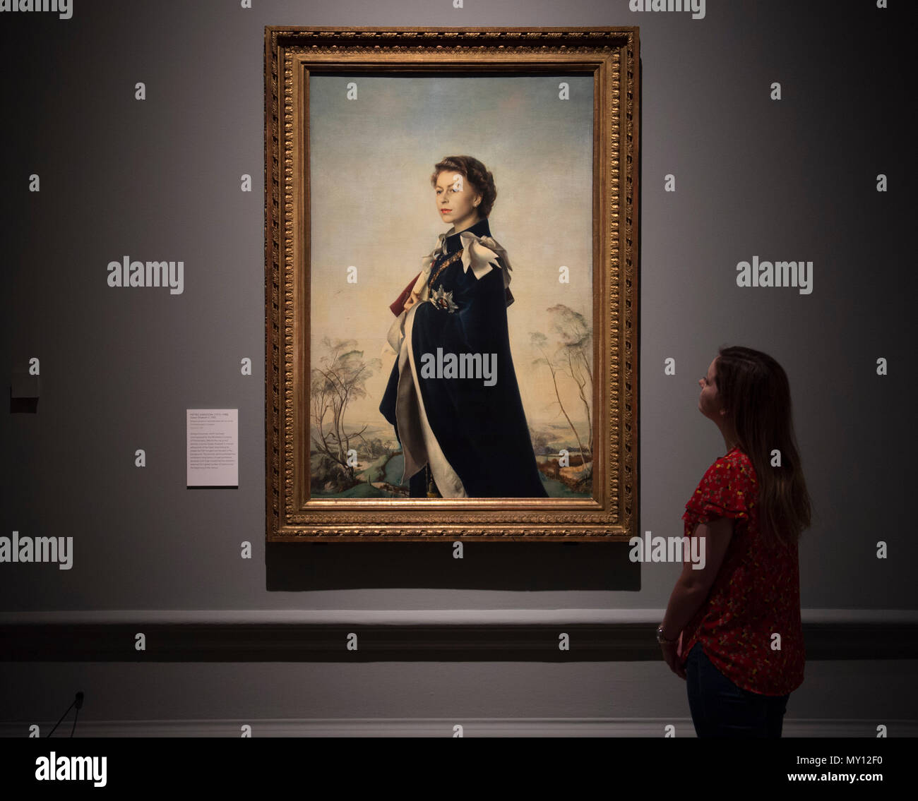 Burlington House, Londres, Royaume-Uni. 5 juin, 2018. Le grand spectacle se déroule simultanément avec l'exposition d'été et raconte l'histoire de l'exposition annuelle en présentant les faits saillants du cours des 250 dernières années. Il s'agit notamment de Tracey Emin RA's 'il y a beaucoup d'argent dans des chaises" (Collection Privée) exposées dans l'exposition de l'été 2001 et de Pietro Annigoni est la reine Elizabeth II (prêtés par les marchands de Hall, Londres), exposé à des foules considérables en 1955. Credit : Malcolm Park/Alamy Live News. Credit : Malcolm Park editorial/Alamy Live News Banque D'Images