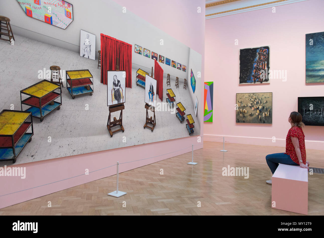 Burlington House, Londres, Royaume-Uni. 5 juin, 2018. La Royal Academy Summer Exhibition annuelle du célèbre son 250e anniversaire. Pour marquer cet événement, l'exposition est coordonnée par Grayson Perry RA, qui, avec son comité d'autres artistes ont choisi plus de 1 300 œuvres dans un éventail de techniques. Il y a une sculpture monumentale par Anish Kapoor RA dans la cour, et dans les galeries, vous trouverez de vastes nouvelles oeuvres de David Hockney RA et Joana Vasconcelos. Credit : Malcolm Park editorial/Alamy Live News Banque D'Images