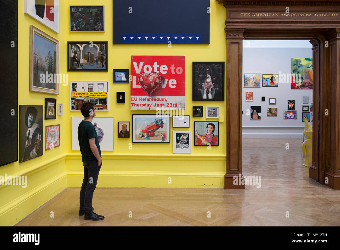 Burlington House, Londres, Royaume-Uni. 5 juin, 2018. La Royal Academy Summer Exhibition annuelle du célèbre son 250e anniversaire. Pour marquer cet événement, l'exposition est coordonnée par Grayson Perry RA, qui, avec son comité d'autres artistes ont choisi plus de 1 300 œuvres dans un éventail de techniques. Il y a une sculpture monumentale par Anish Kapoor RA dans la cour, et dans les galeries, vous trouverez de vastes nouvelles oeuvres de David Hockney RA et Joana Vasconcelos. Credit : Malcolm Park editorial/Alamy Live News Banque D'Images