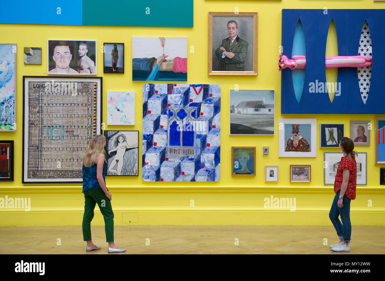 Burlington House, Londres, Royaume-Uni. 5 juin, 2018. La Royal Academy Summer Exhibition annuelle du célèbre son 250e anniversaire. Pour marquer cet événement, l'exposition est coordonnée par Grayson Perry RA, qui, avec son comité d'autres artistes ont choisi plus de 1 300 œuvres dans un éventail de techniques. Il y a une sculpture monumentale par Anish Kapoor RA dans la cour, et dans les galeries, vous trouverez de vastes nouvelles oeuvres de David Hockney RA et Joana Vasconcelos. Credit : Malcolm Park editorial/Alamy Live News Banque D'Images