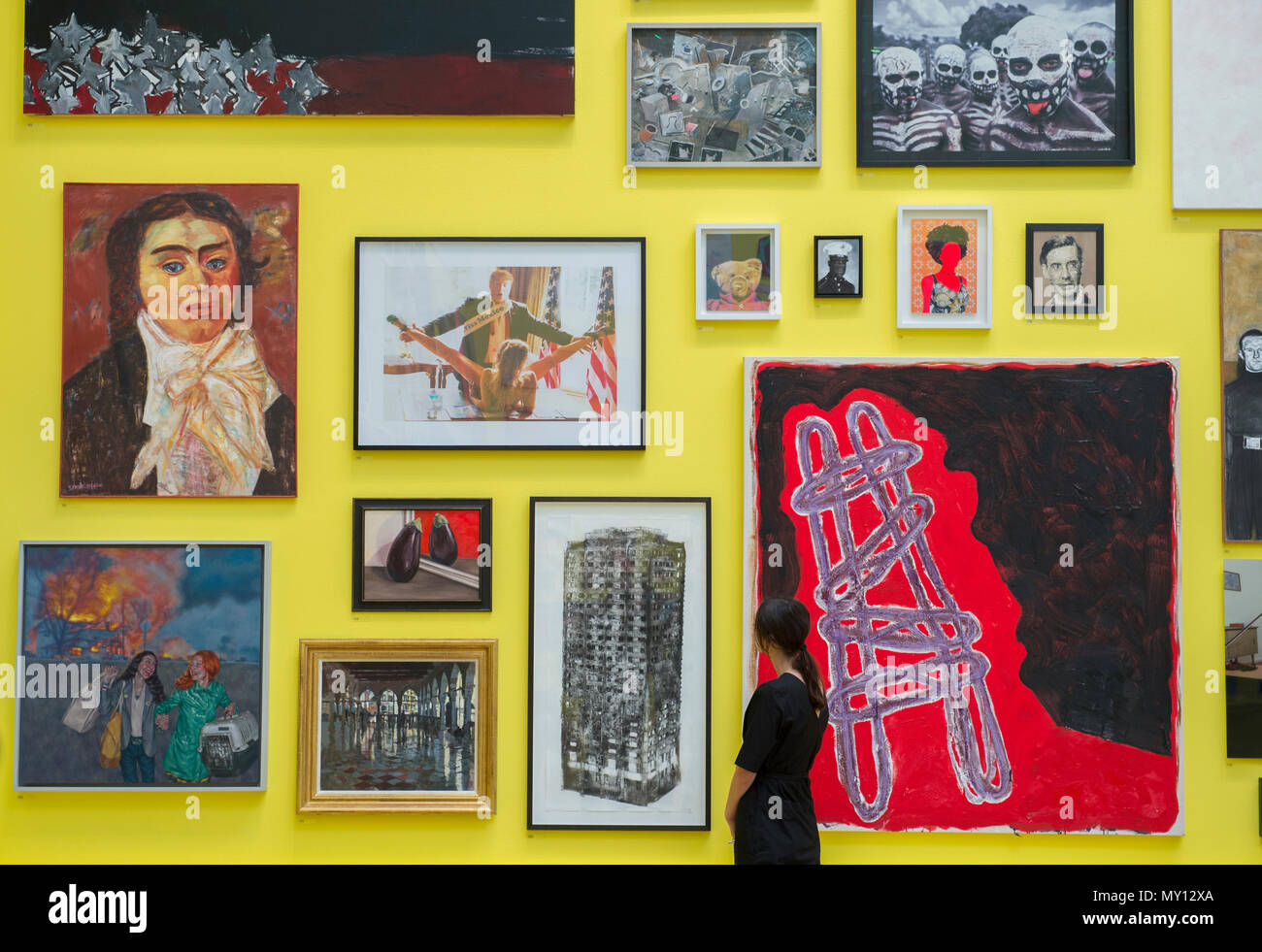 Burlington House, Londres, Royaume-Uni. 5 juin, 2018. La Royal Academy Summer Exhibition annuelle du célèbre son 250e anniversaire. Pour marquer cet événement, l'exposition est coordonnée par Grayson Perry RA, qui, avec son comité d'autres artistes ont choisi plus de 1 300 œuvres dans un éventail de techniques. Il y a une sculpture monumentale par Anish Kapoor RA dans la cour, et dans les galeries, vous trouverez de vastes nouvelles oeuvres de David Hockney RA et Joana Vasconcelos. Credit : Malcolm Park editorial/Alamy Live News Banque D'Images