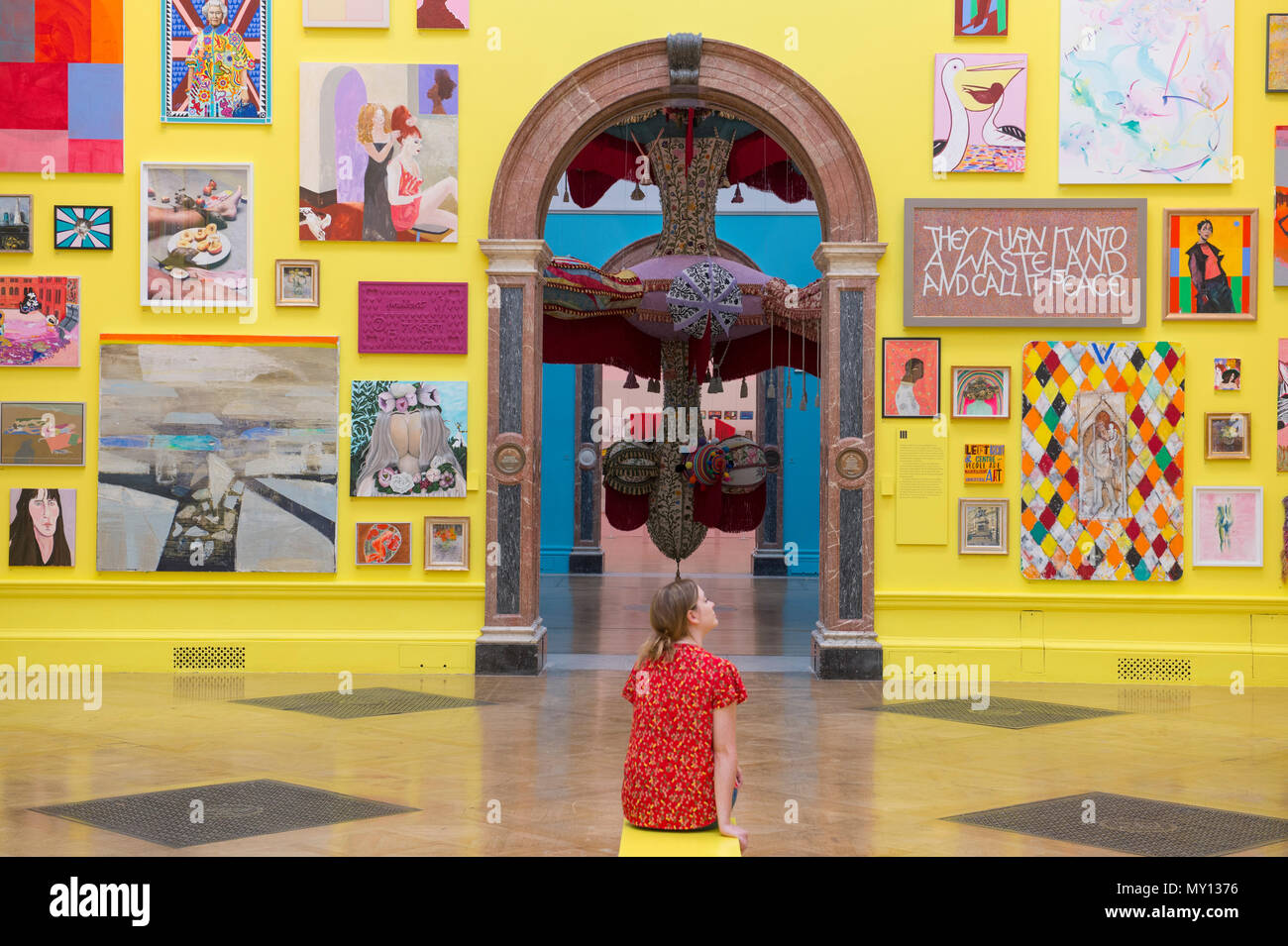 Burlington House, Londres, Royaume-Uni. 5 juin, 2018. La Royal Academy Summer Exhibition annuelle du célèbre son 250e anniversaire. Pour marquer cet événement, l'exposition est coordonnée par Grayson Perry RA, qui, avec son comité d'autres artistes ont choisi plus de 1 300 œuvres dans un éventail de techniques. Il y a une sculpture monumentale par Anish Kapoor RA dans la cour, et dans les galeries, vous trouverez de vastes nouvelles oeuvres de David Hockney RA et Joana Vasconcelos. Credit : Malcolm Park editorial/Alamy Live News Banque D'Images