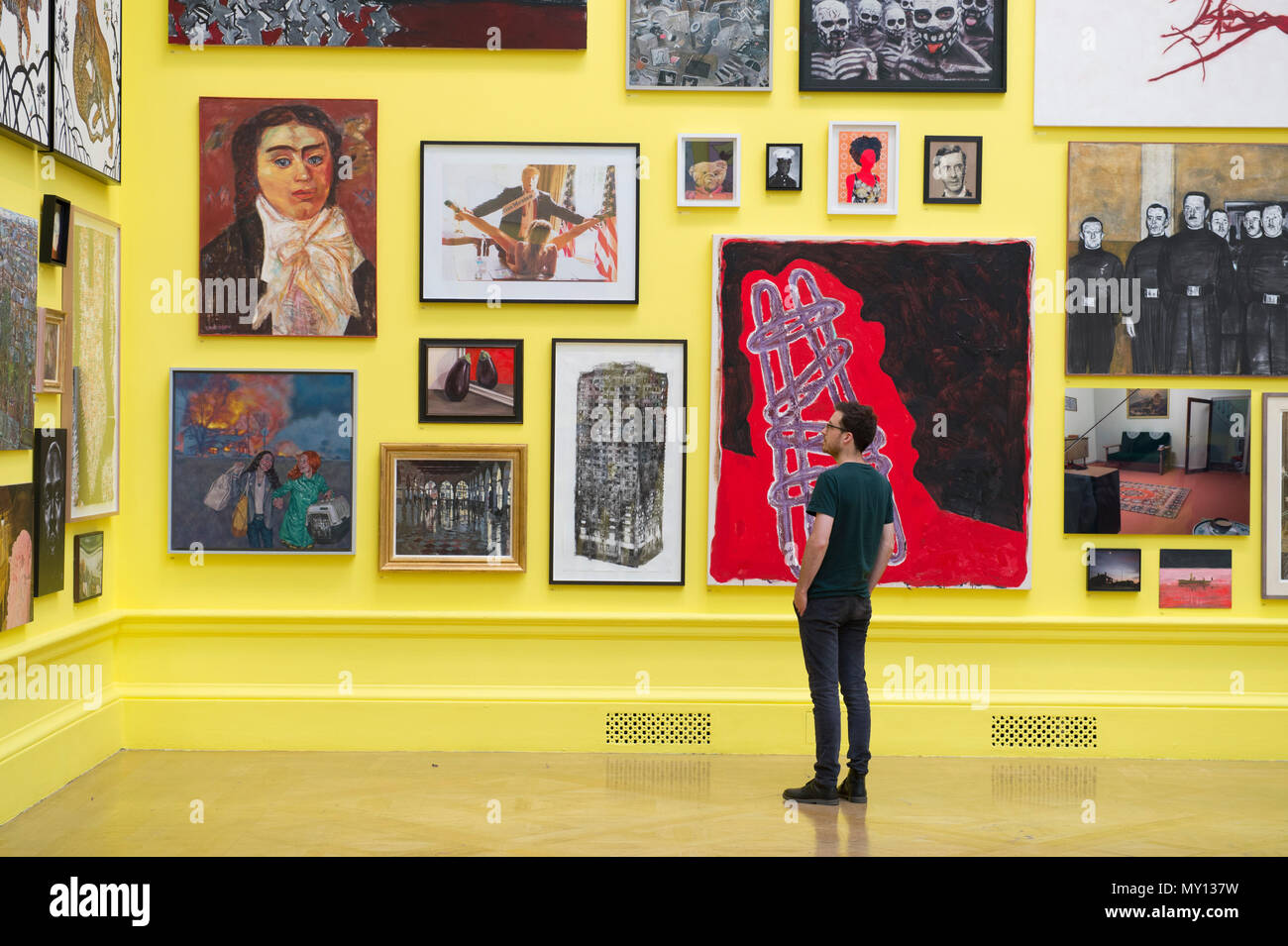 Burlington House, Londres, Royaume-Uni. 5 juin, 2018. La Royal Academy Summer Exhibition annuelle du célèbre son 250e anniversaire. Pour marquer cet événement, l'exposition est coordonnée par Grayson Perry RA, qui, avec son comité d'autres artistes ont choisi plus de 1 300 œuvres dans un éventail de techniques. Il y a une sculpture monumentale par Anish Kapoor RA dans la cour, et dans les galeries, vous trouverez de vastes nouvelles oeuvres de David Hockney RA et Joana Vasconcelos. Credit : Malcolm Park editorial/Alamy Live News Banque D'Images