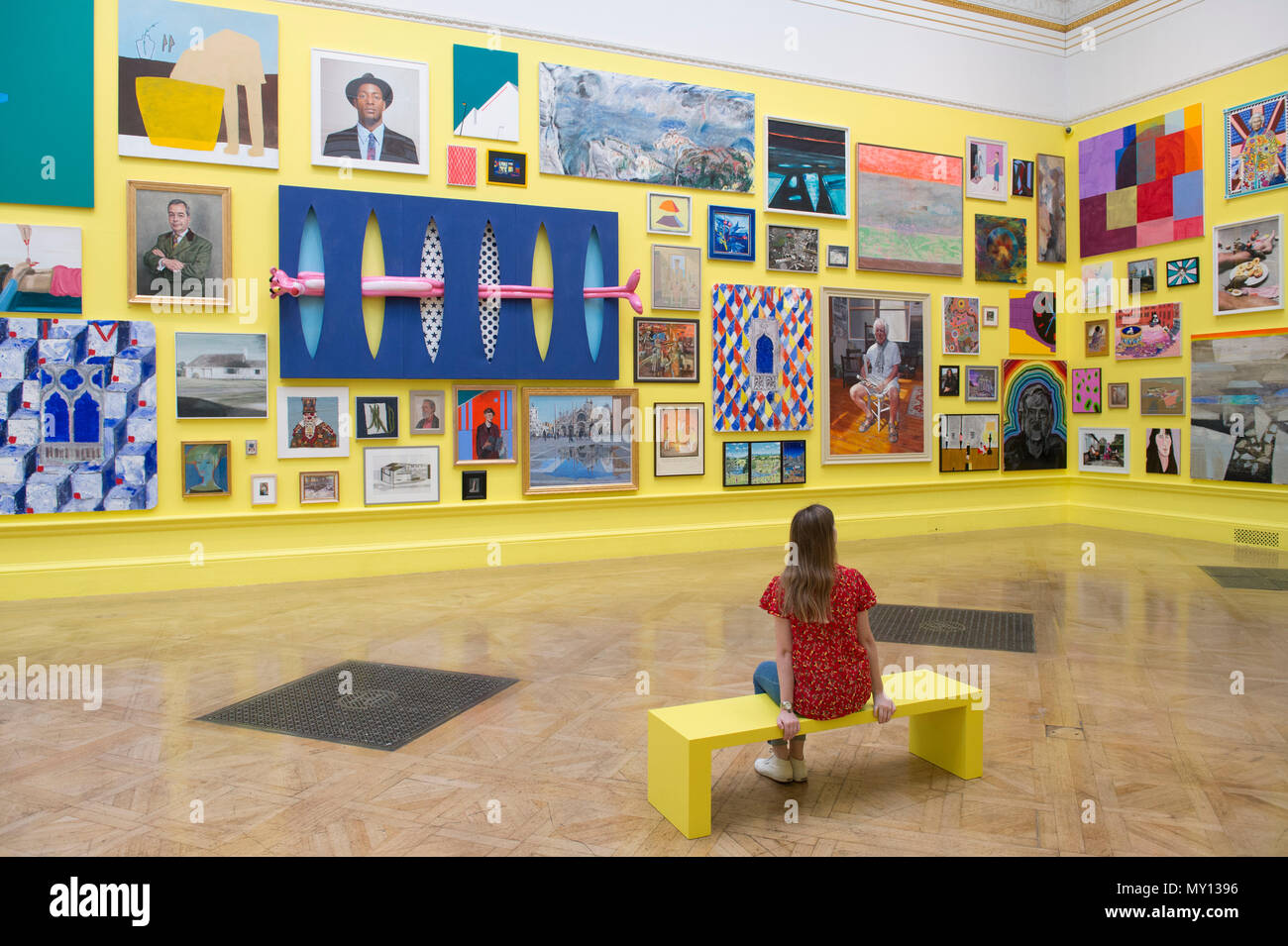 Burlington House, Londres, Royaume-Uni. 5 juin, 2018. La Royal Academy Summer Exhibition annuelle du célèbre son 250e anniversaire. Pour marquer cet événement, l'exposition est coordonnée par Grayson Perry RA, qui, avec son comité d'autres artistes ont choisi plus de 1 300 œuvres dans un éventail de techniques. Il y a une sculpture monumentale par Anish Kapoor RA dans la cour, et dans les galeries, vous trouverez de vastes nouvelles oeuvres de David Hockney RA et Joana Vasconcelos. Credit : Malcolm Park editorial/Alamy Live News Banque D'Images