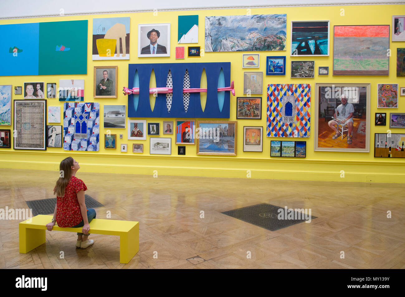 Burlington House, Londres, Royaume-Uni. 5 juin, 2018. La Royal Academy Summer Exhibition annuelle du célèbre son 250e anniversaire. Pour marquer cet événement, l'exposition est coordonnée par Grayson Perry RA, qui, avec son comité d'autres artistes ont choisi plus de 1 300 œuvres dans un éventail de techniques. Il y a une sculpture monumentale par Anish Kapoor RA dans la cour, et dans les galeries, vous trouverez de vastes nouvelles oeuvres de David Hockney RA et Joana Vasconcelos. Credit : Malcolm Park editorial/Alamy Live News Banque D'Images