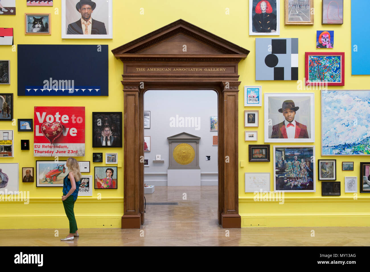 Burlington House, Londres, Royaume-Uni. 5 juin, 2018. La Royal Academy Summer Exhibition annuelle du célèbre son 250e anniversaire. Pour marquer cet événement, l'exposition est coordonnée par Grayson Perry RA, qui, avec son comité d'autres artistes ont choisi plus de 1 300 œuvres dans un éventail de techniques. Il y a une sculpture monumentale par Anish Kapoor RA dans la cour, et dans les galeries, vous trouverez de vastes nouvelles oeuvres de David Hockney RA et Joana Vasconcelos. Credit : Malcolm Park editorial/Alamy Live News Banque D'Images