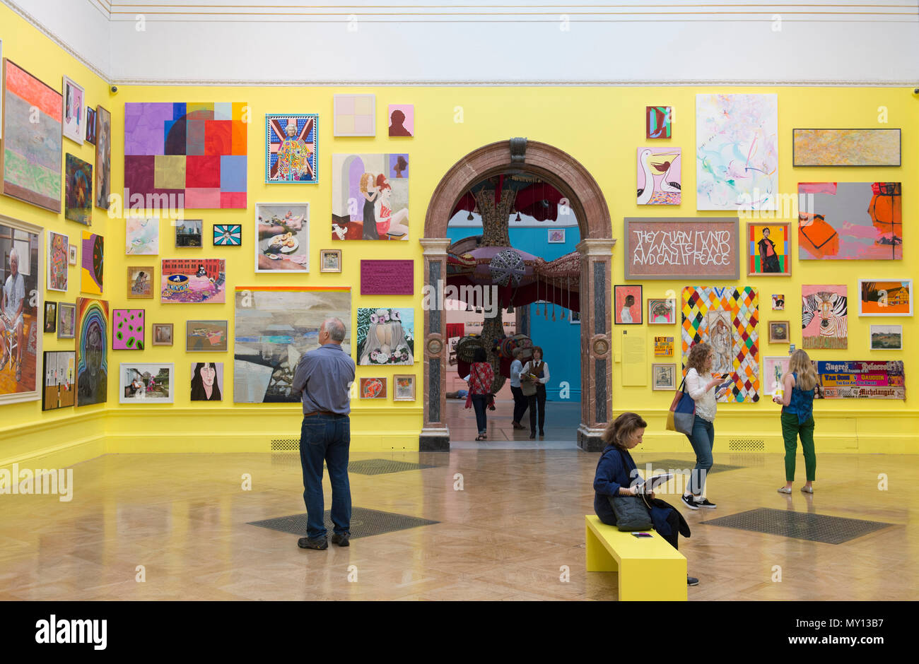 Burlington House, Londres, Royaume-Uni. 5 juin, 2018. La Royal Academy Summer Exhibition annuelle du célèbre son 250e anniversaire. Pour marquer cet événement, l'exposition est coordonnée par Grayson Perry RA, qui, avec son comité d'autres artistes ont choisi plus de 1 300 œuvres dans un éventail de techniques. Il y a une sculpture monumentale par Anish Kapoor RA dans la cour, et dans les galeries, vous trouverez de vastes nouvelles oeuvres de David Hockney RA et Joana Vasconcelos. Credit : Malcolm Park editorial/Alamy Live News Banque D'Images